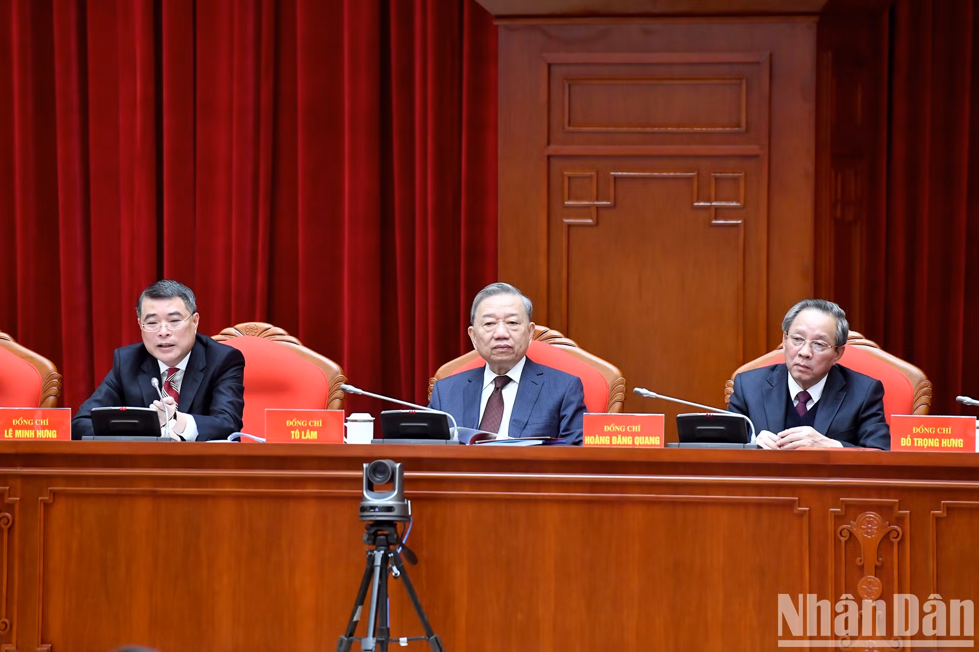 To Lam y los líderes de la Comisión de Organización del Comité Central del PCV, presiden la conferencia. To Lam y los líderes de la Comisión de Organización del Comité Central del PCV, presiden la conferencia.