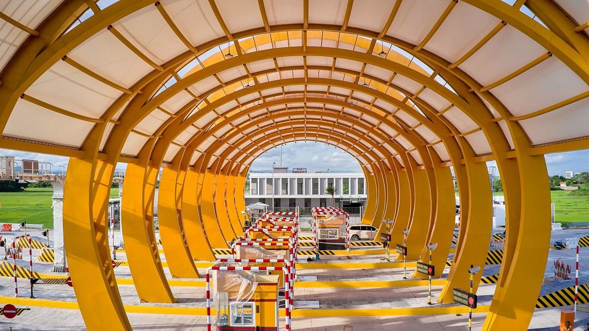 Estación de de cobro electrónico de peajes de Tien Yen, diseñada para simular la imagen de un árbol de bambú vietnamita. Estación de de cobro electrónico de peajes de Tien Yen, diseñada para simular la imagen de un árbol de bambú vietnamita.