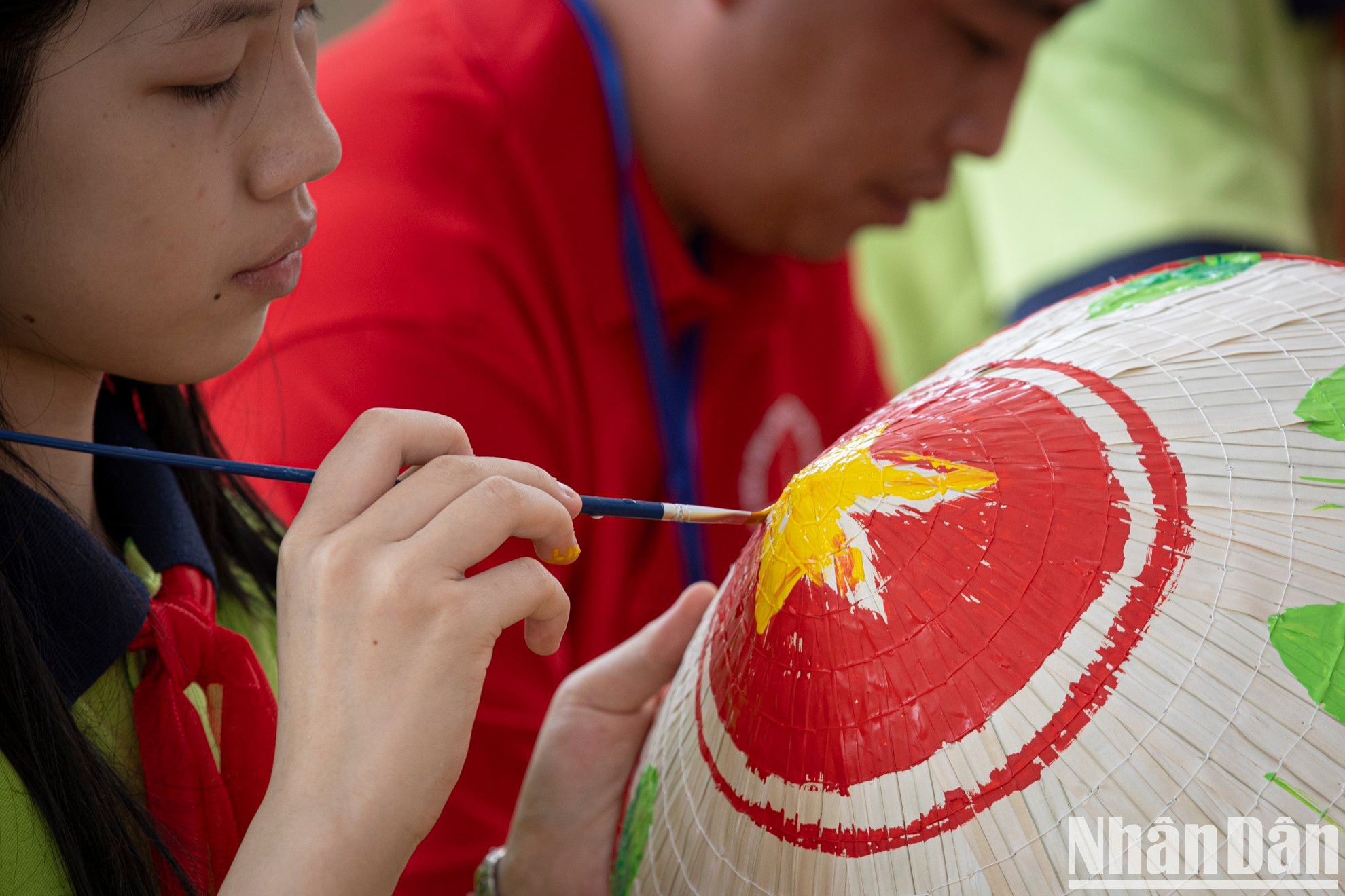 Esta actividad fomenta la creatividad de los estudiantes y les brinda la oportunidad de aprender y honrar los símbolos culturales tradicionales vietnamitas. Esta actividad fomenta la creatividad de los estudiantes y les brinda la oportunidad de aprender y honrar los símbolos culturales tradicionales vietnamitas.