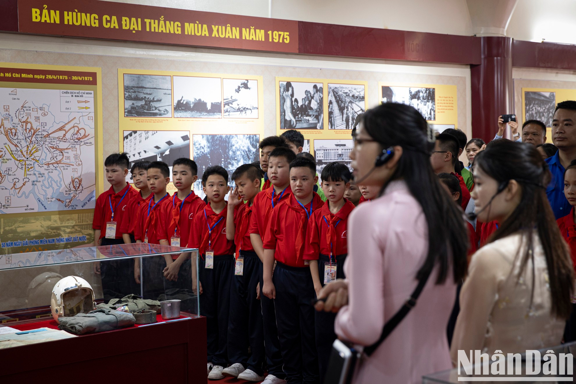 Los estudiantes visitan el área de exposición especial "Liberación del Sur en 1975, Epopeya de la Gran Victoria". Los estudiantes visitan el área de exposición especial "Liberación del Sur en 1975, Epopeya de la Gran Victoria".