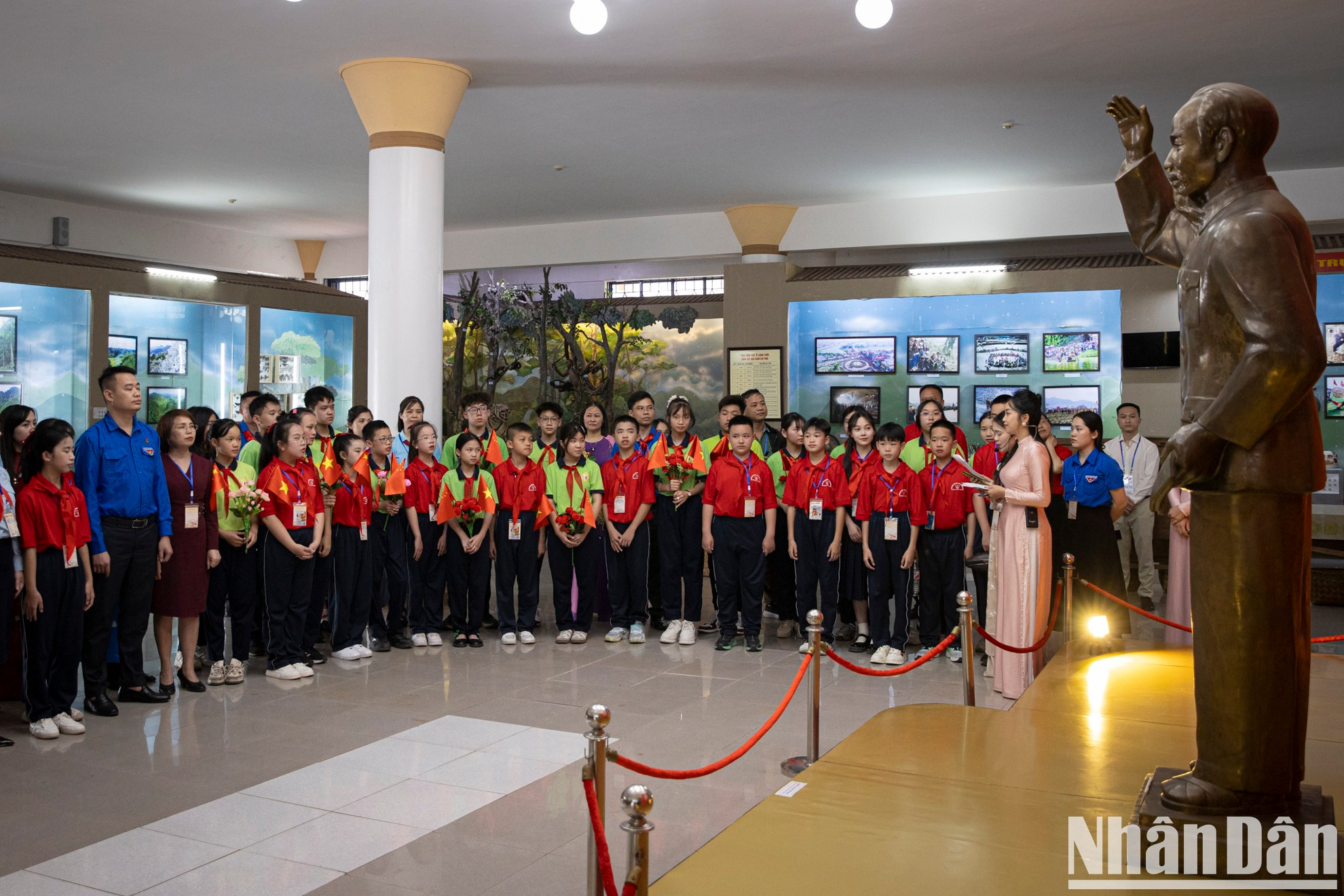 Estudiantes de ambos países visitan y conocen las características culturales típicas de Lang Son en el Museo de la provincia. Estudiantes de ambos países visitan y conocen las características culturales típicas de Lang Son en el Museo de la provincia.