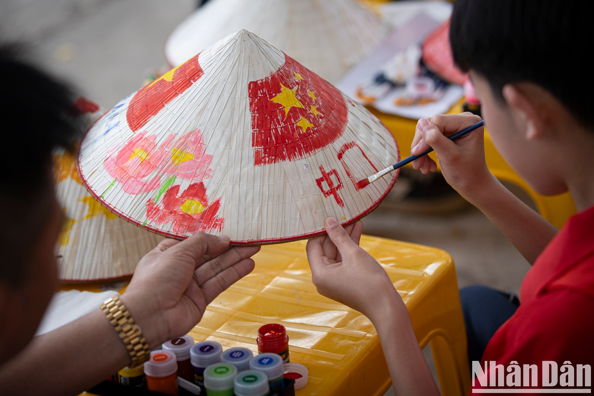 Los estudiantes tienen 10 minutos para decorar los sombreros cónicos. Los estudiantes tienen 10 minutos para decorar los sombreros cónicos.