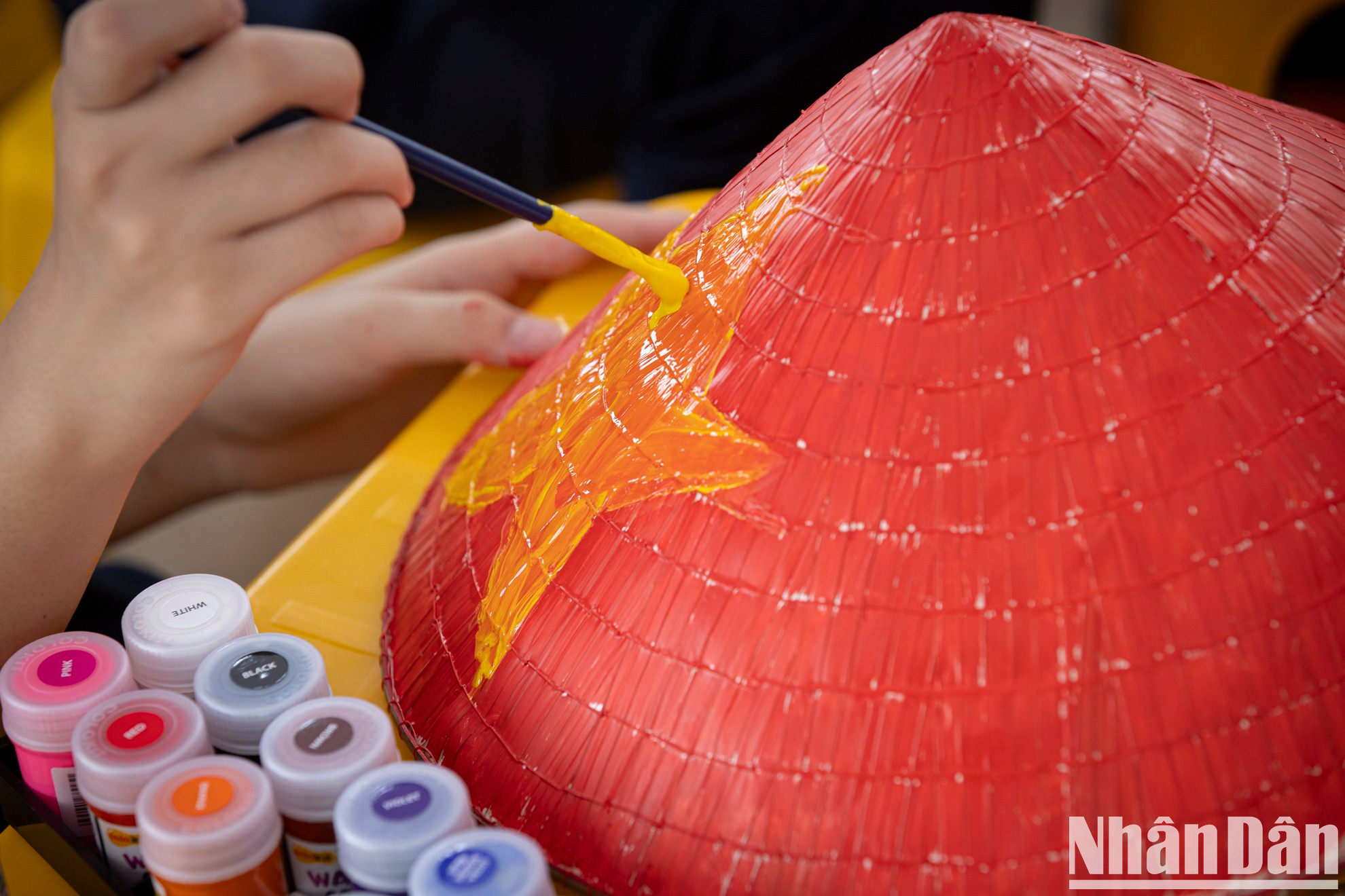 Los sombreros cónicos son una imagen familiar para los vietnamitas, no sólo para protegerse del sol y la lluvia, sino también como símbolo de la gracia y la sencillez. Los sombreros cónicos son una imagen familiar para los vietnamitas, no sólo para protegerse del sol y la lluvia, sino también como símbolo de la gracia y la sencillez.