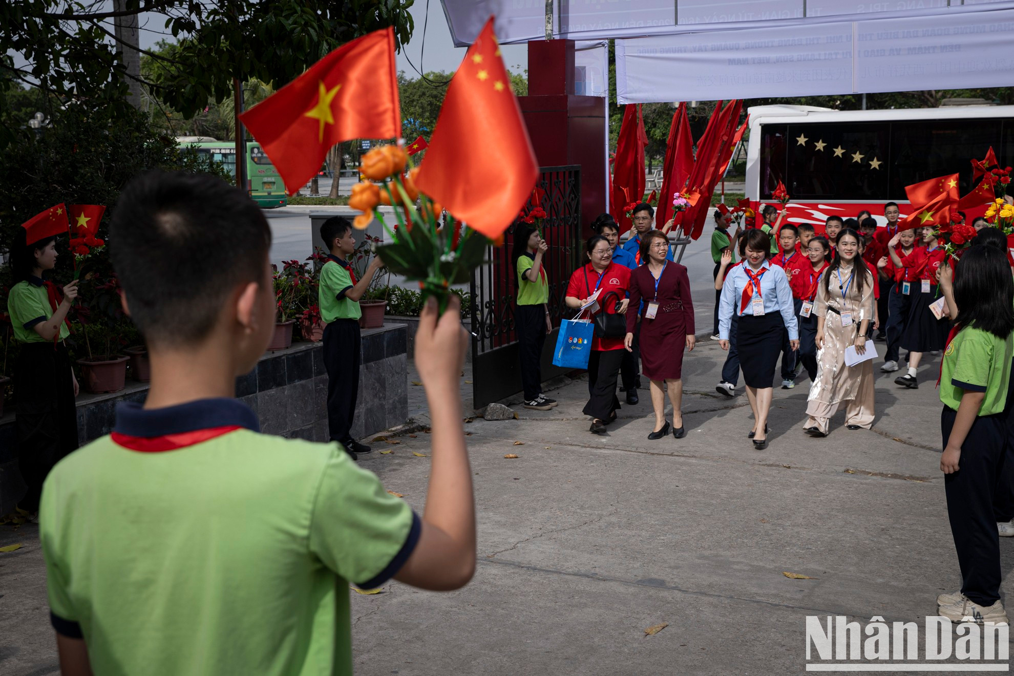 Los estudiantes de la escuela secundaria Hoang Van Thu dan una cálida bienvenida al grupo de 20 alumnos de la ciudad de Pingxiang, Guangxi, China. Los estudiantes de la escuela secundaria Hoang Van Thu dan una cálida bienvenida al grupo de 20 alumnos de la ciudad de Pingxiang, Guangxi, China.