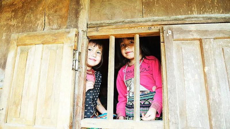 Niños en el pueblo de Be. Niños en el pueblo de Be.