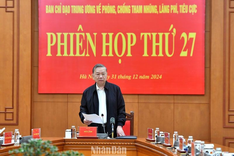 El secretario general del PCV, To Lam, pronuncia palabras de conclusión en la reunión. El secretario general del PCV, To Lam, pronuncia palabras de conclusión en la reunión.