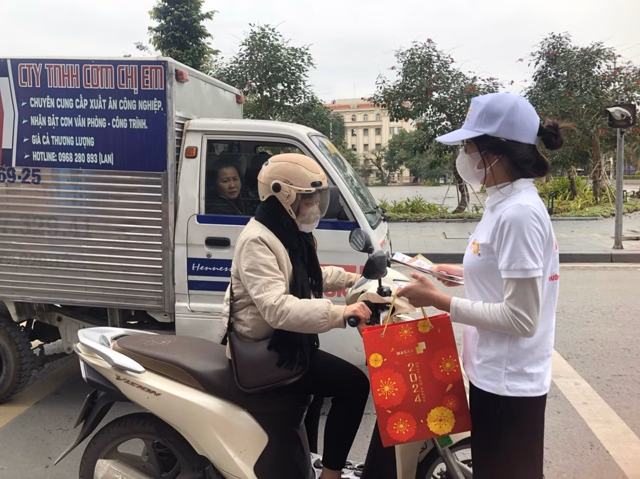 Los jóvenes distribuyen folletos para promocionar el festival en las calles Tran Thua, Phu Nghia, Han Thuyen, Hung Vuong, Le Hong Phong, Tran Phu, Tran Hung Dao y Dong A.
