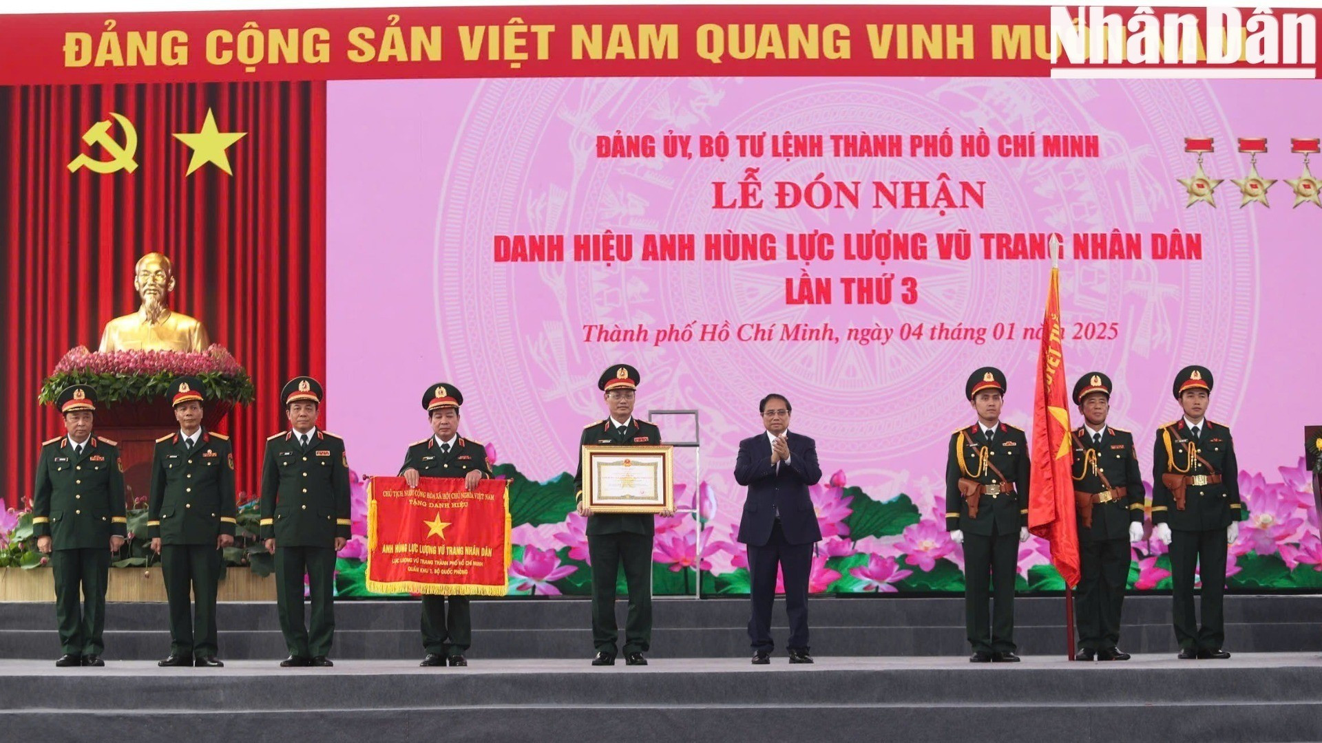 El primer ministro Pham Minh Chinh felicita a las Fuerzas Armadas de Ciudad Ho Chi Minh.
