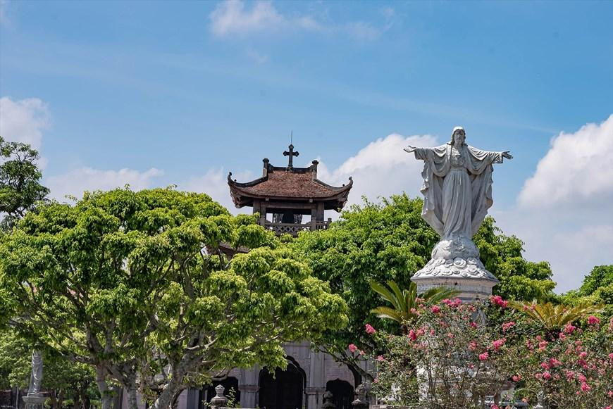 La estatua de Dios en la iglesia de Phat Diem. (Foto: Revista Vietnam)