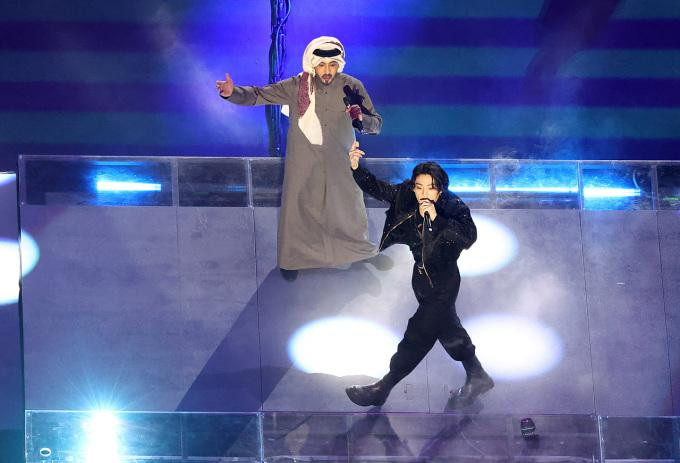 Jung Kook, de BTS, y Fahad Al Kubaisi en su presentación. (Foto: Reuters)