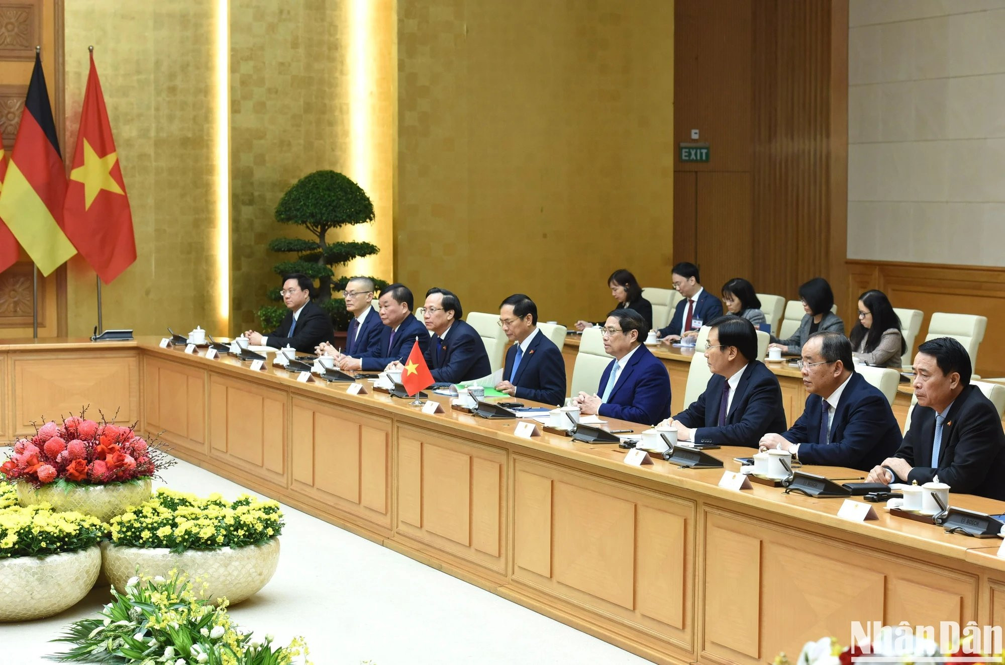 El primer ministro Pham Minh Chinh y miembros del Gobierno vietnamita en el encuentro.