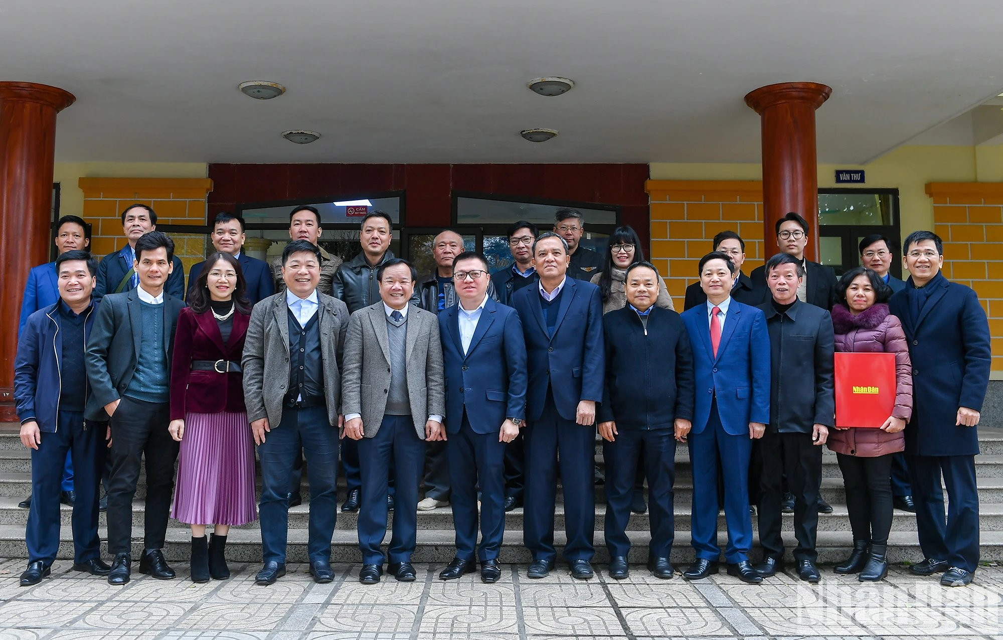 Representantes de Nhan Dan y de las agencias de prensa Bac Giang toman foto de recuerdo. Representantes de Nhan Dan y de las agencias de prensa Bac Giang toman foto de recuerdo.