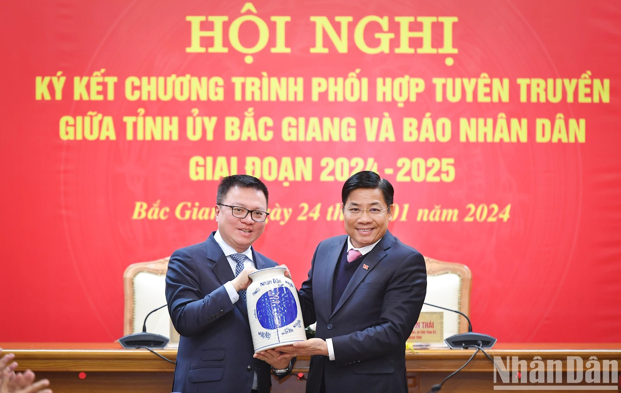 Quoc Minh regala a Bac Giang un jarrón de cerámica de Chu Dau con la imagen del baniano que ha crecido en la sede de su periódico. Quoc Minh regala a Bac Giang un jarrón de cerámica de Chu Dau con la imagen del baniano que ha crecido en la sede de su periódico.