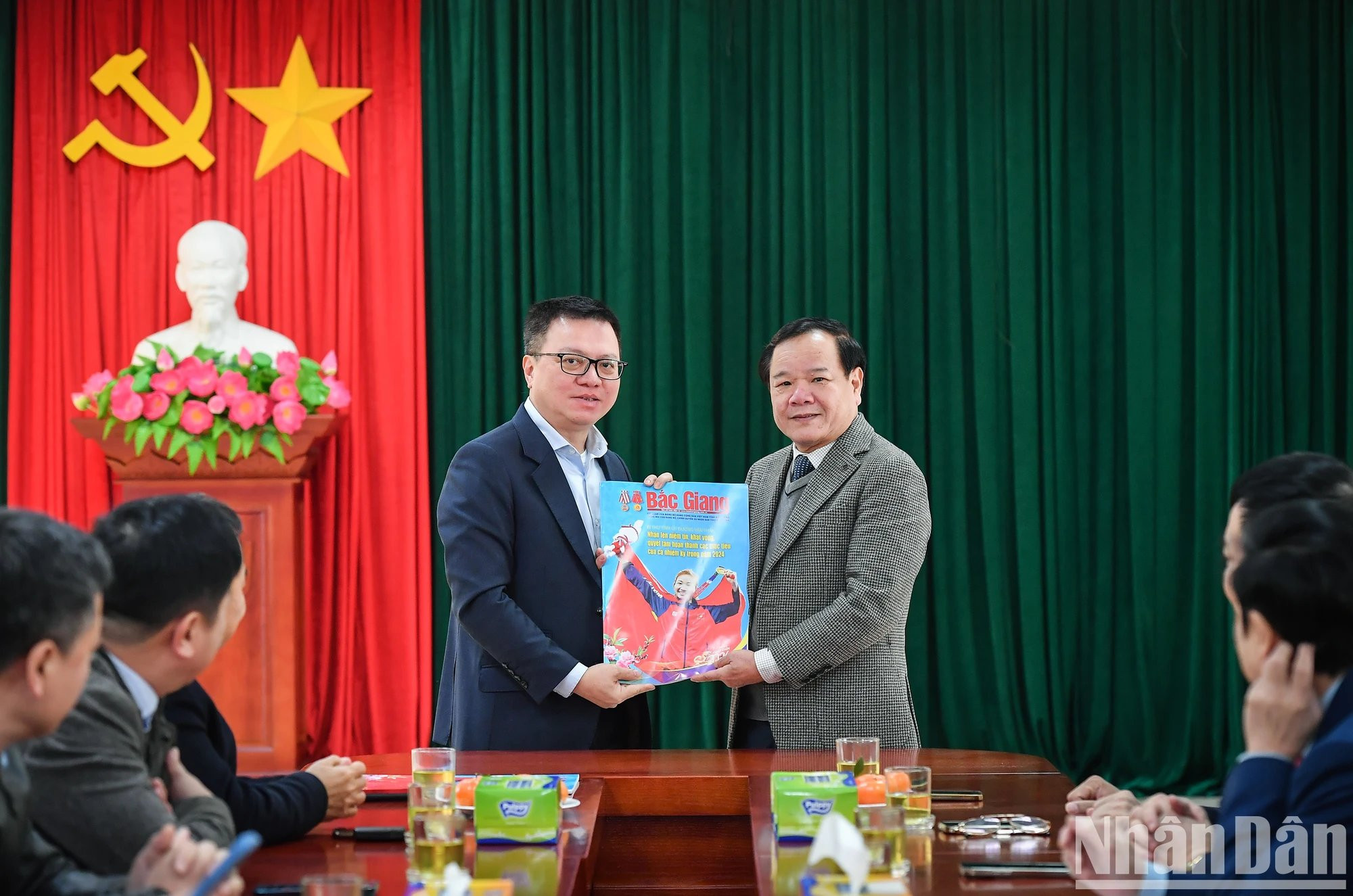 Trinh Van Anh, redactor en jefe del periódico Bac Giang, otorga a Quoc Minh la publicación de Año Lunar de Dragon 2024. Trinh Van Anh, redactor en jefe del periódico Bac Giang, otorga a Quoc Minh la publicación de Año Lunar de Dragon 2024.