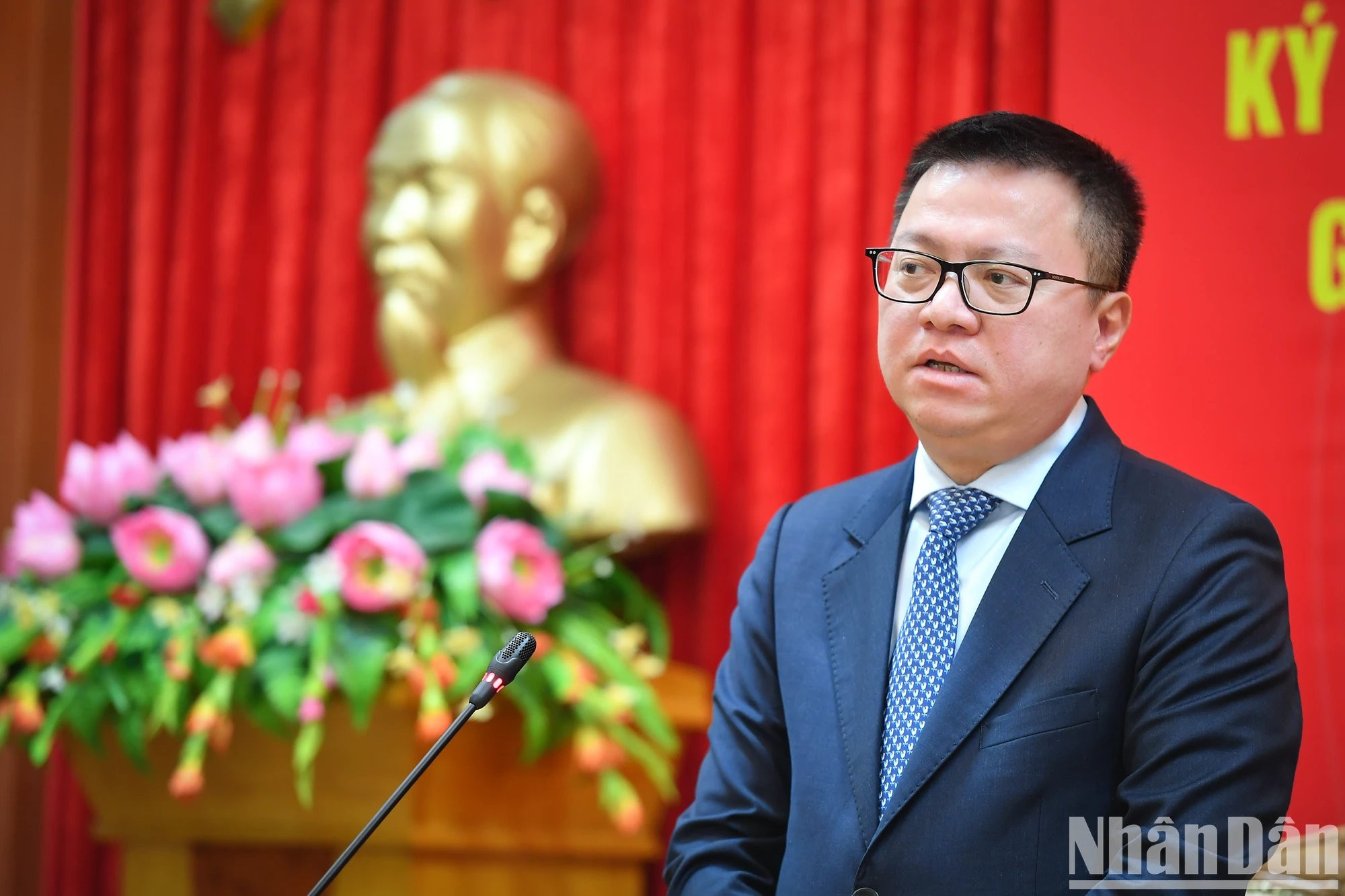 Le Quoc Minh, subjefe de la Comisión de Comunicación y Educación del Comité Central del PCV, presidente-editor de Nhan Dan y titular de la Asociación de Peridotitas del país, habla en el evento. Le Quoc Minh, subjefe de la Comisión de Comunicación y Educación del Comité Central del PCV, presidente-editor de Nhan Dan y titular de la Asociación de Peridotitas del país, habla en el evento.