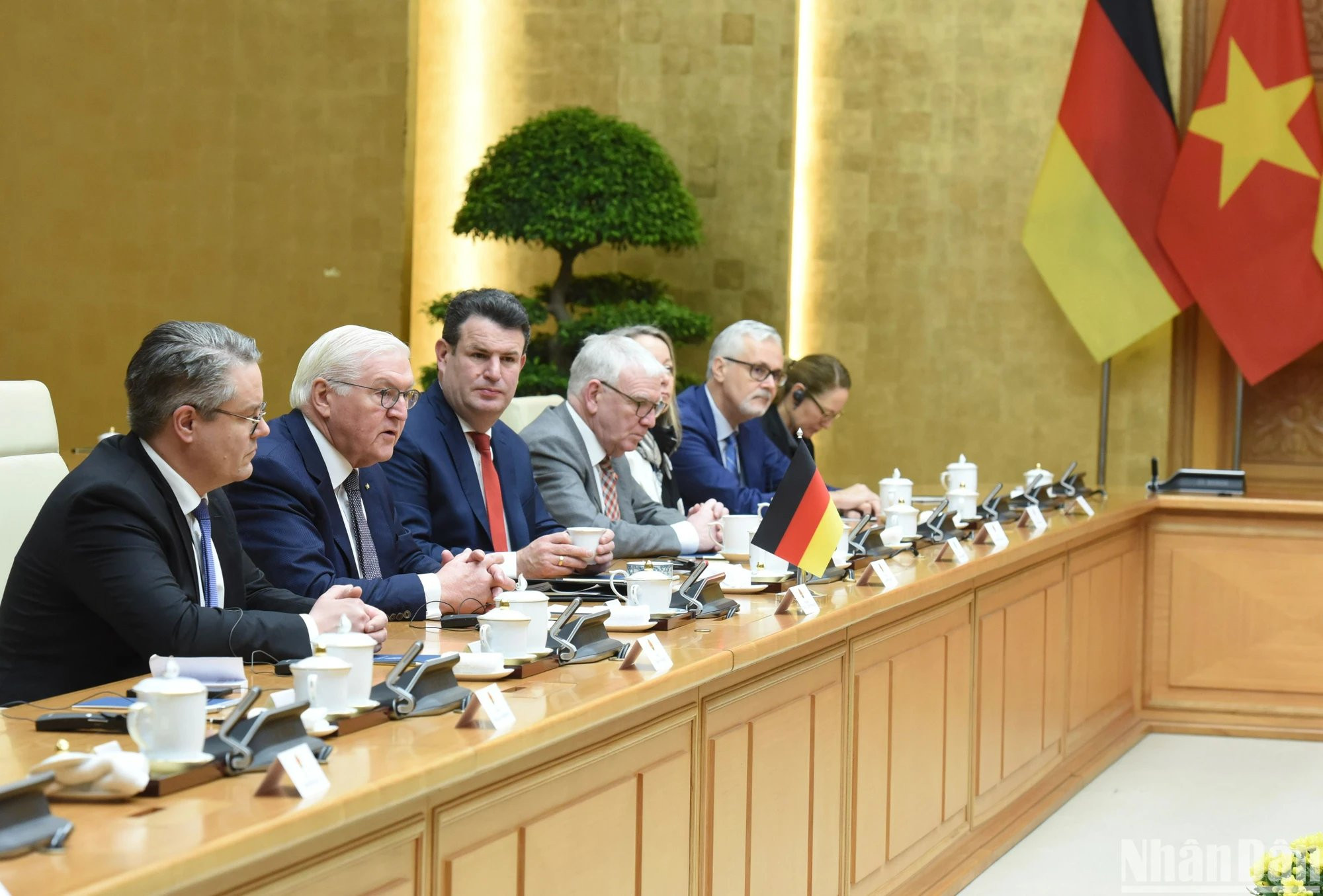 El presidente alemán Frank-Walter Steinmeier y los miembros de la delegación que lo acompaña.