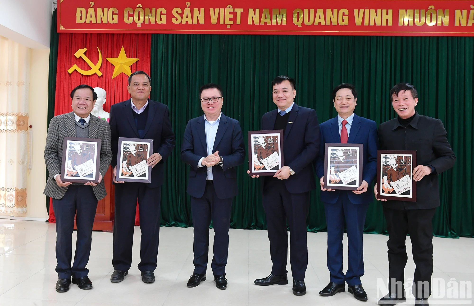 Quoc Minh entrega recuerdos a los responsables del Departamento de Información y Comunicación, el periódico, la emisora de radio y televisión de Bac Giang y la asociación provincial de periodistas. Quoc Minh entrega recuerdos a los responsables del Departamento de Información y Comunicación, el periódico, la emisora de radio y televisión de Bac Giang y la asociación provincial de periodistas.