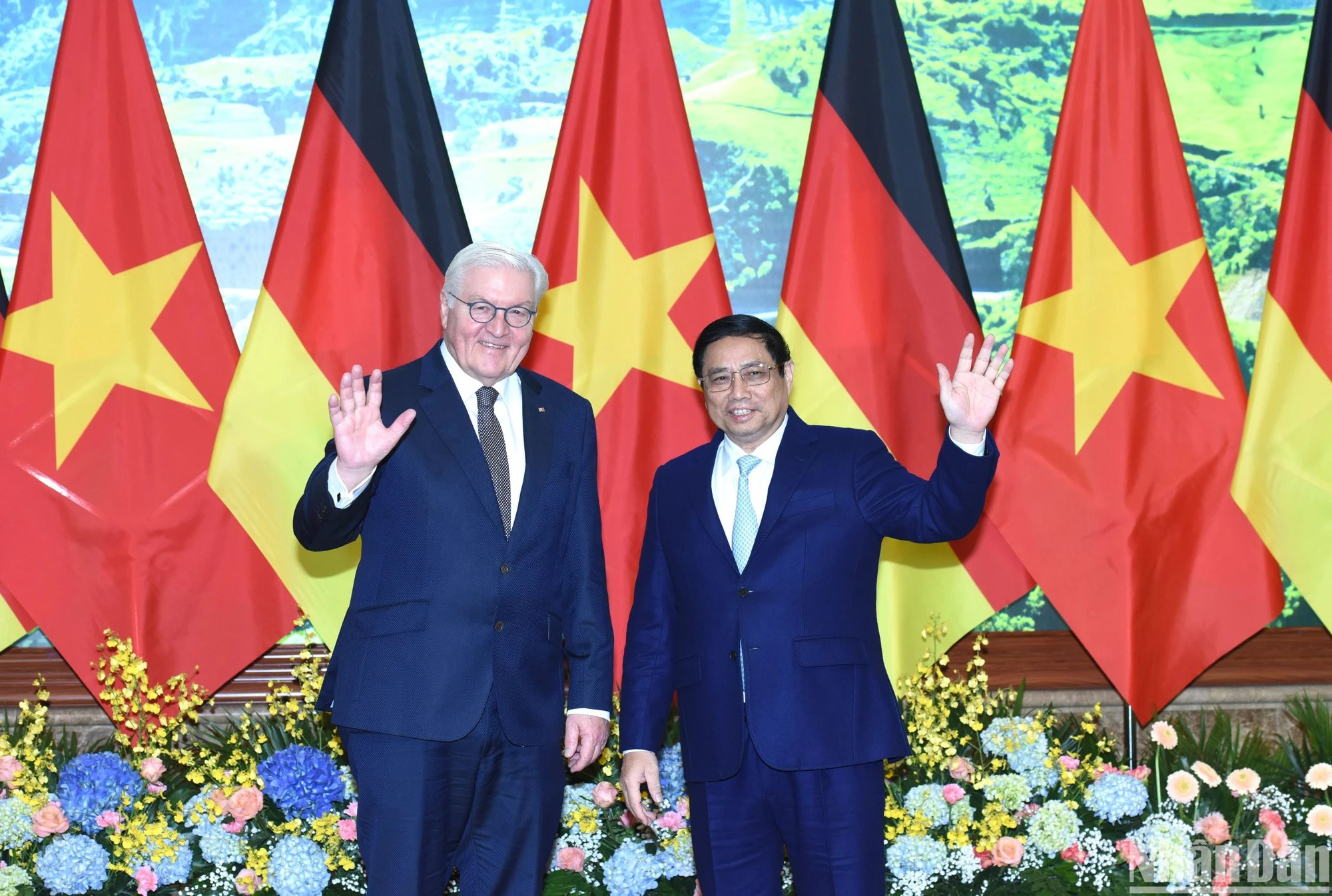 Minh Chinh y Frank-Walter Steinmeier saludan a la prensa.