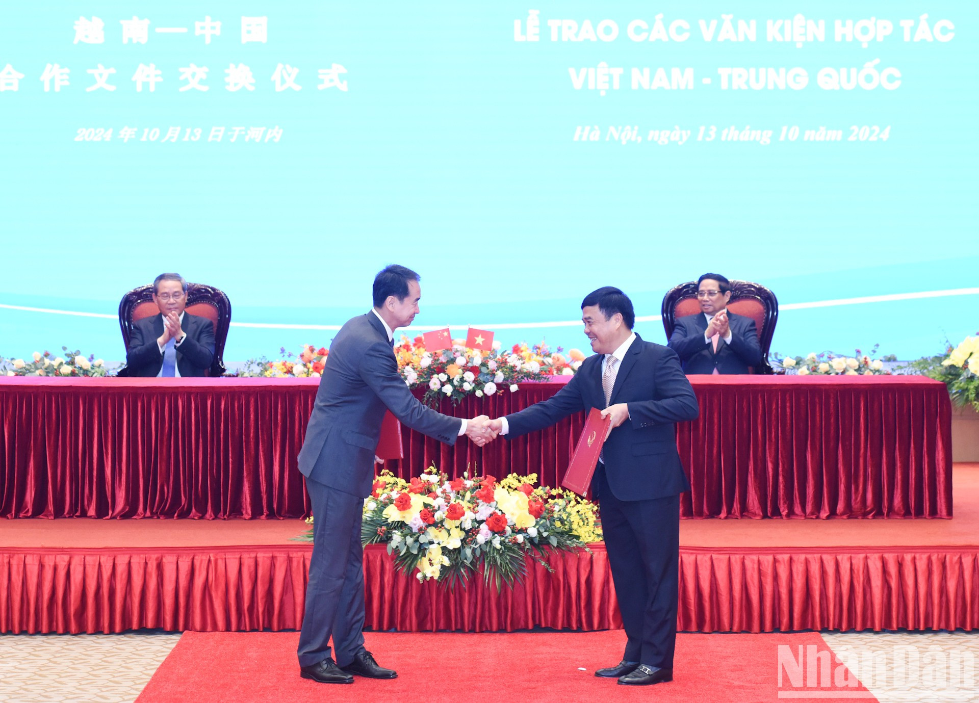Los dos primeros ministros presencian la firma del Plan de Acción entre la Administracion General de Aduanas de Vietnam y la entidad similar de China sobre el acuerdo de reconocimiento mutuo del Programa Empresarial Prioritario de la Aduana de Vietnam y Programa de Gestión de Crédito Empresarial de la Aduana de China.