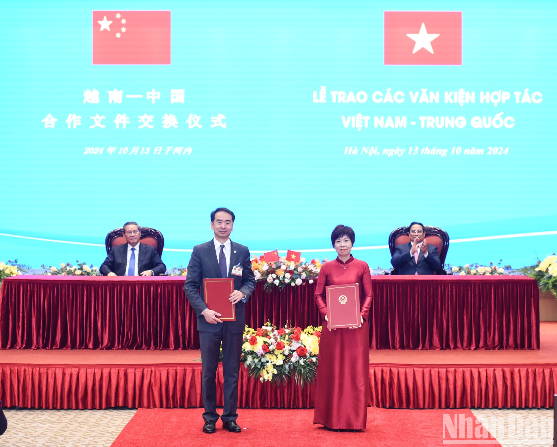 Los dos premieres presencian la suscripción del Memorando de Entendimiento sobre cooperación entre la Agencia Vietnamita de Noticias y la Estación Central de Radio y Televisión de China.