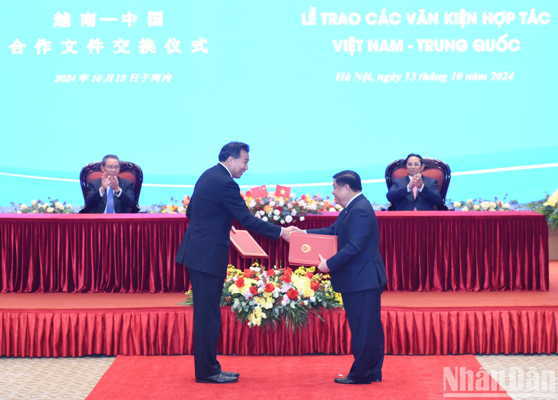Presencian, además, la rúbrica del Memorando de Entendimiento sobre cooperación entre el Ministerio de Planificación e Inversión de Vietnam y la Administración Nacional de Cooperación Internacional para el Desarrollo de China para promover el proyecto de reparación y mantenimiento del Palacio de la Amistad Vietnam-China.