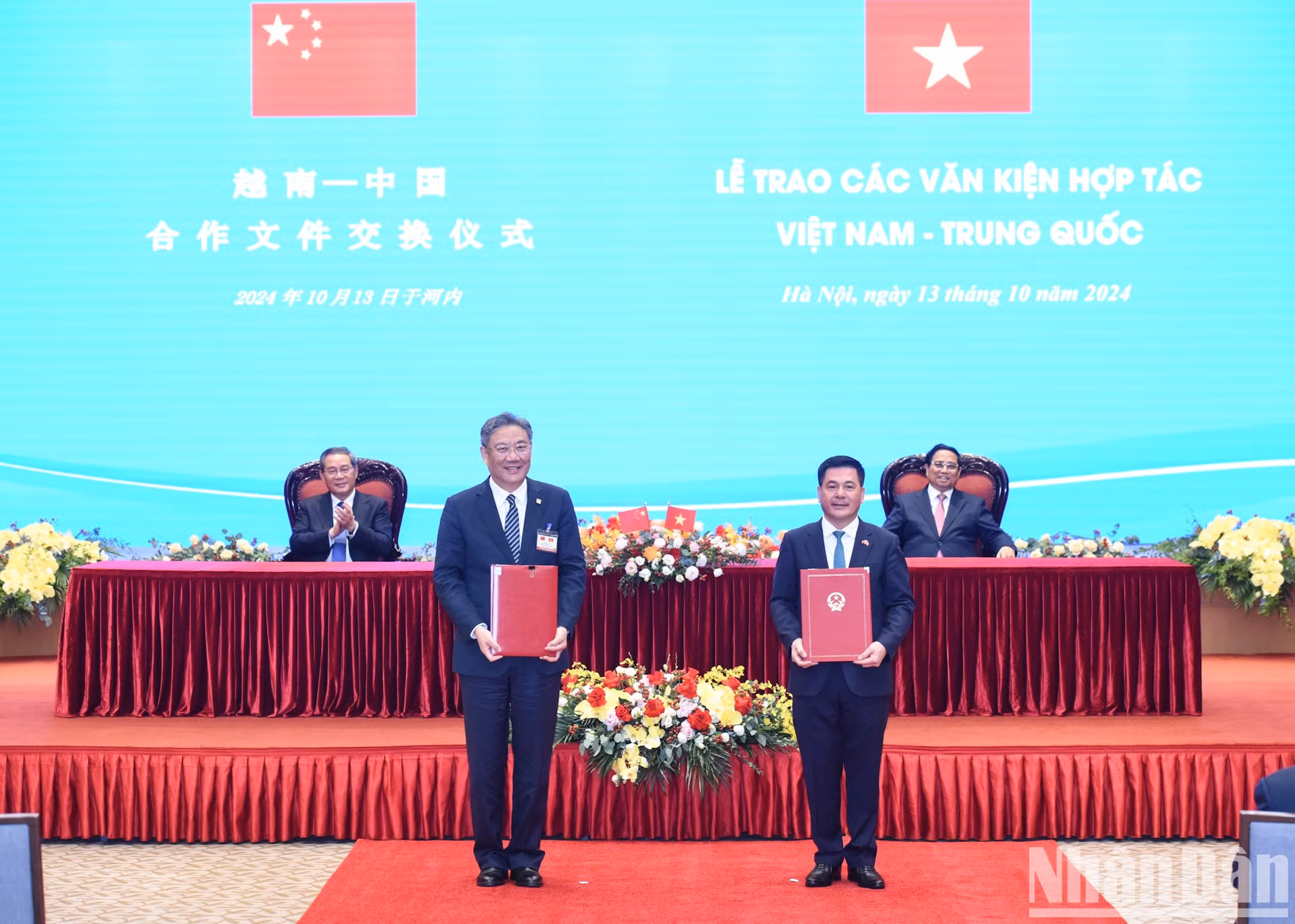 Los dos primeros ministros presencian la firma de un Memorando de Entendimiento entre el Ministerio de Industria y Comercio de Vietnam y el Ministerio de Comercio de China sobre el fortalecimiento de la cooperación en la construcción de una cadena de suministro agrícola sostenible y el Memorando de Entendimiento entre el Ministerio de Industria y Comercio de Vietnam y el Ministerio de Comercio de China sobre el establecimiento de un Grupo de Trabajo para estudiar el modelo de construcción de una zona de cooperación económica a través de la frontera entre Vietnam y China.