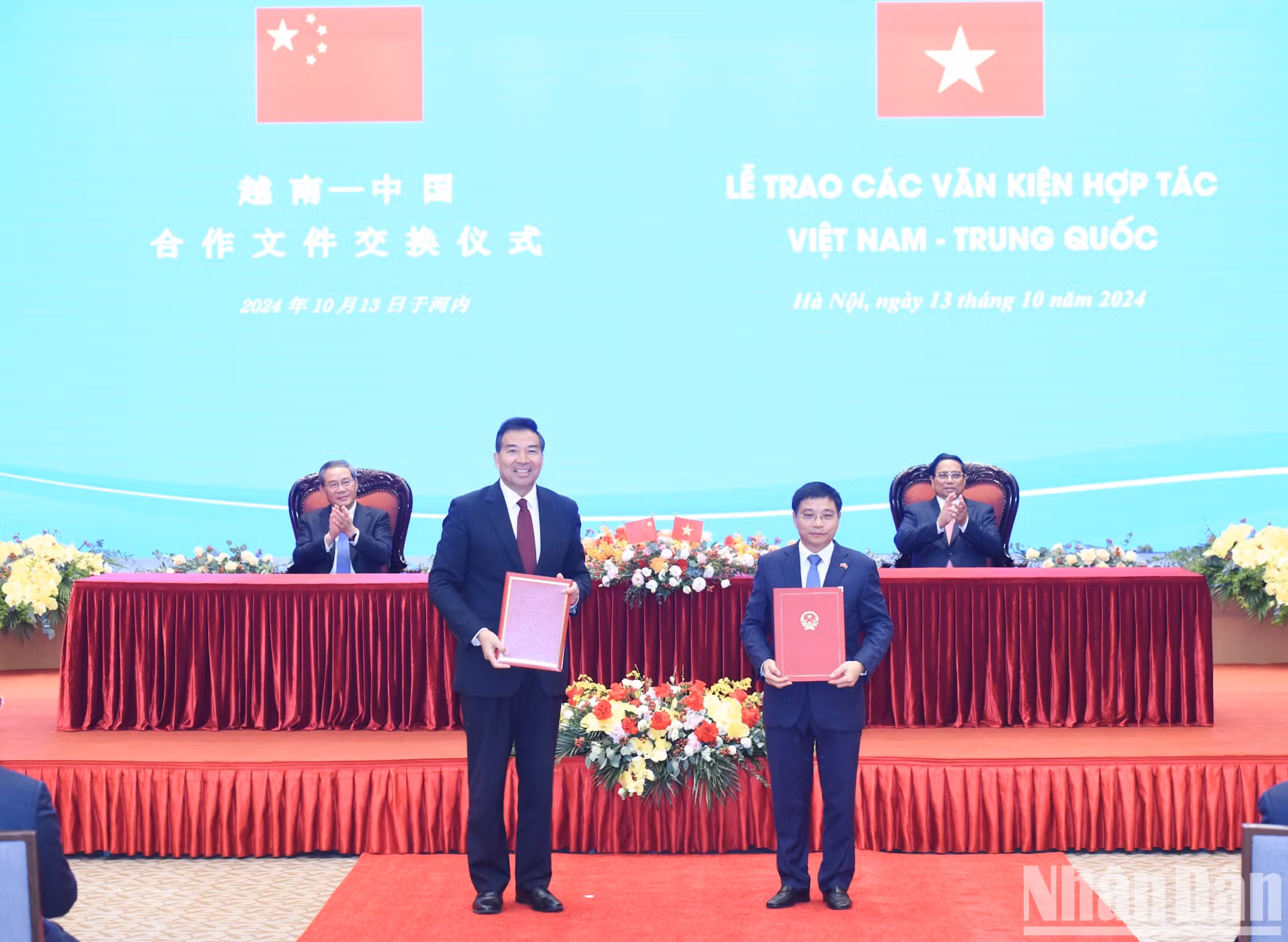 También presencian la firma del Acta de Trabajo entre el Ministerio de Transporte de Vietnam y la Administración General de Cooperación Internacional para el Desarrollo de China sobre el estudio de campo para considerar la viabilidad del proyecto de Planificación de las líneas ferroviarias de ancho estándar Dong Dang-Hanói y Mong Cai-Ha Long-Hai Phong.