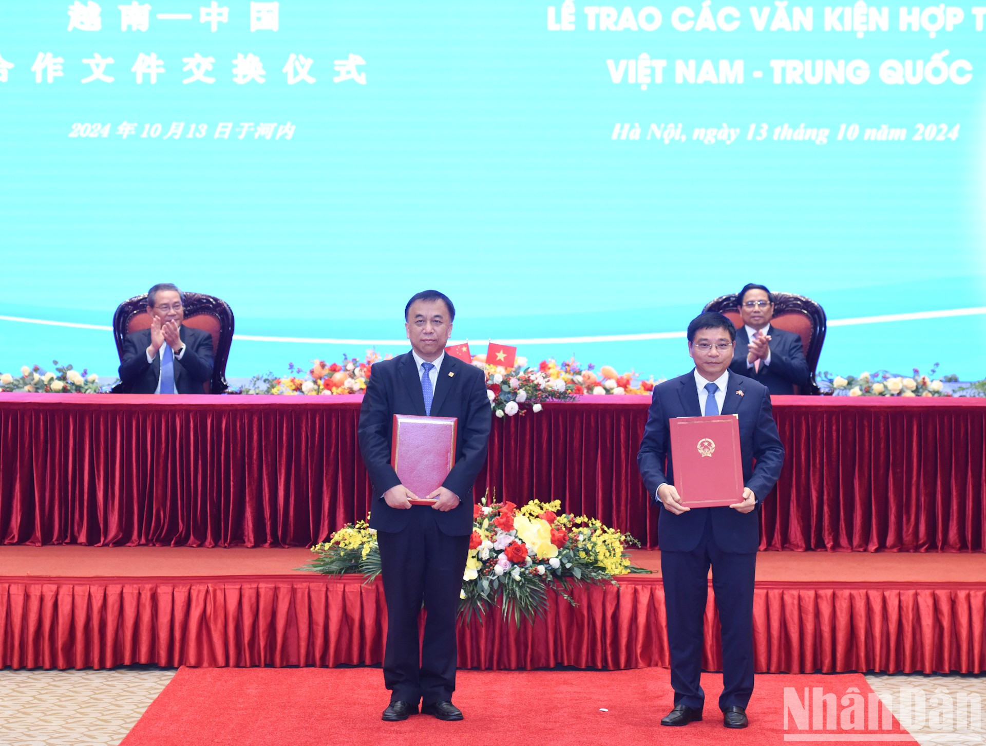 Los dos premieres presencian la firma del Memorando de Entendimiento entre el Ministerio de Transportes de Vietnam y la Comisión Nacional de Desarrollo y Reforma de China sobre el plan técnico para la conexión ferroviaria entre la estación de Lao Cai, de Vietnam, y la estación de Hekou Norte, de China.