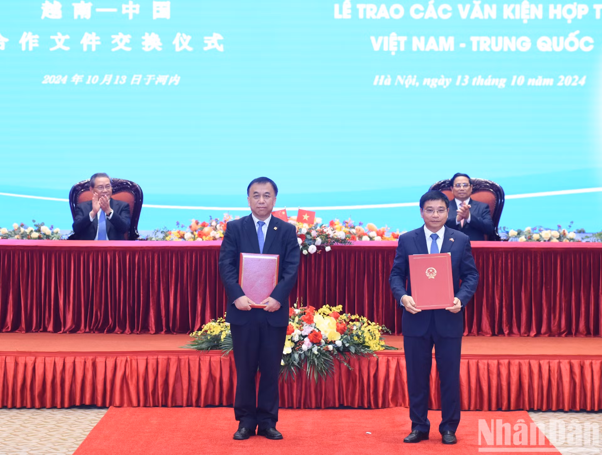 Los dos premieres presencian la firma del Memorando de Entendimiento entre el Ministerio de Transportes de Vietnam y la Comisión Nacional de Desarrollo y Reforma de China sobre el plan técnico para la conexión ferroviaria entre la estación de Lao Cai, de Vietnam, y la estación de Hekou Norte, de China.