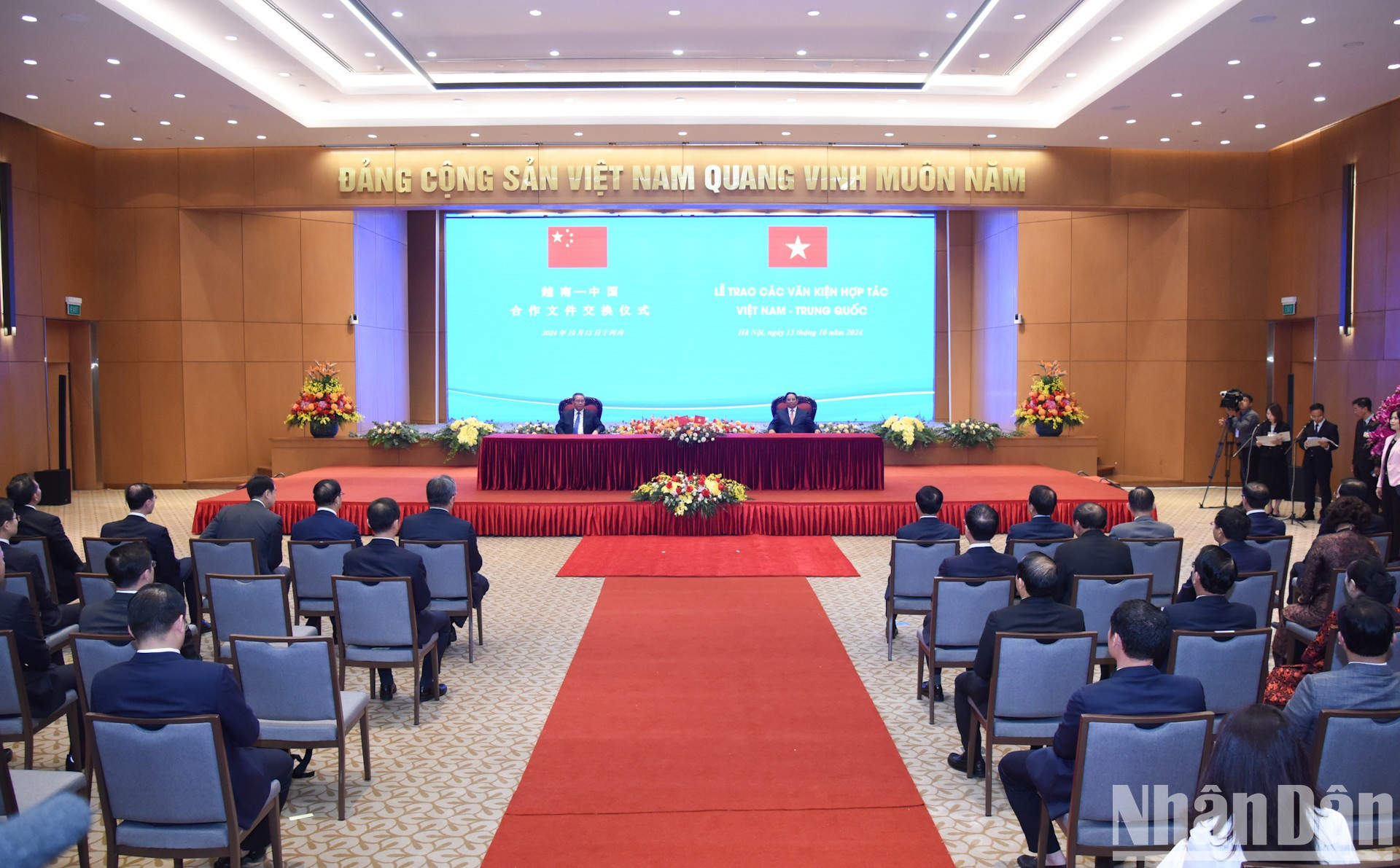 Escena de la ceremonia de firma de documentos de cooperación.