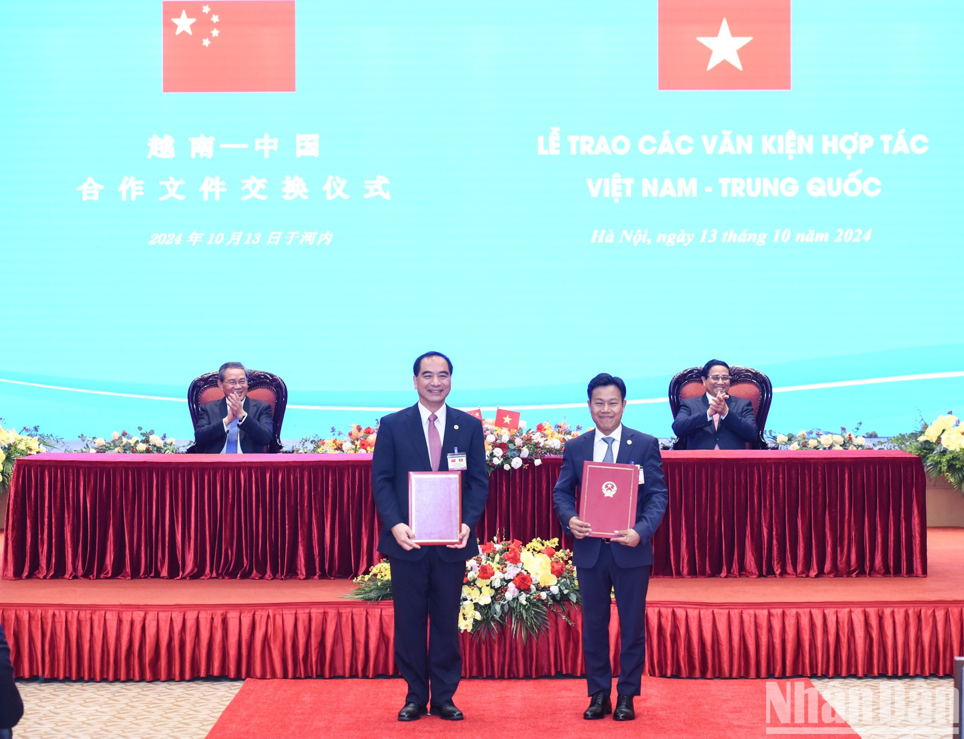 Los dos primeros ministros presencian la firma del Memorando de entendimiento sobre cooperación integral entre la Universidad Nacional de Hanói, de Vietnam, y la Universidad de Pekín de China.