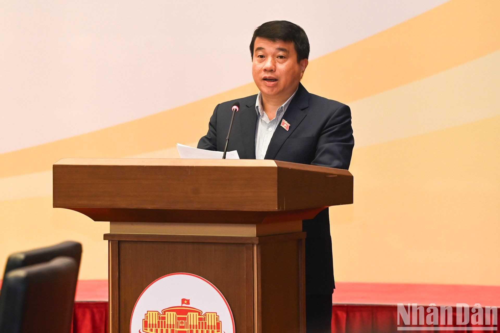 El presidente del Consejo de Asuntos Étnicos, Y Thanh Ha Nie K&apos;dam, presenta un informe en la conferencia.