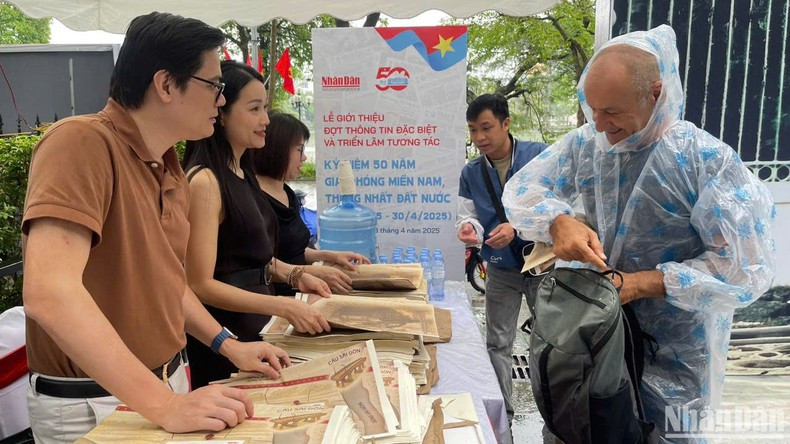 Varios turistas extranjeros visitan la exposición pese a la lluvia.