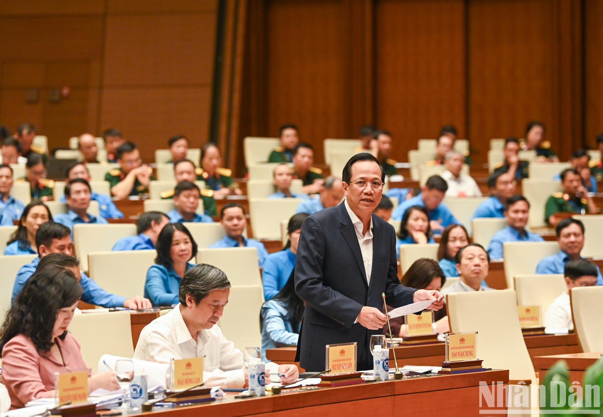 El ministro de Trabajo, Inválidos y Asuntos Sociales, Dao Ngoc Dung, respondió a las preguntas de los trabajadores.