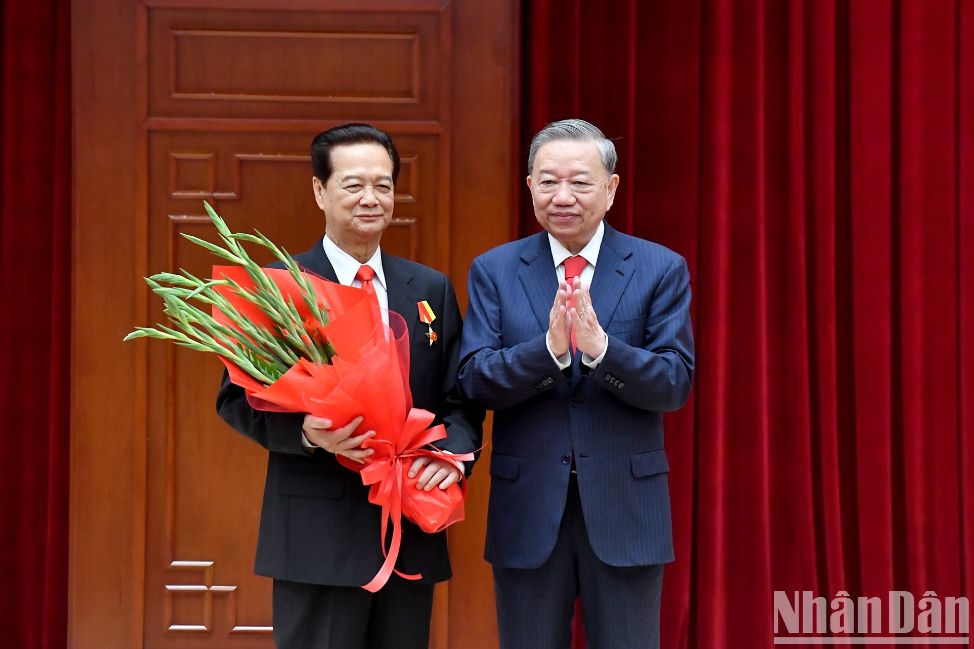El secretario general del PCV, To Lam, entrega la Orden de la Estrella Dorada a Nguyen Tan Dung, ex primer ministro del Gobierno. El secretario general del PCV, To Lam, entrega la Orden de la Estrella Dorada a Nguyen Tan Dung, ex primer ministro del Gobierno.
