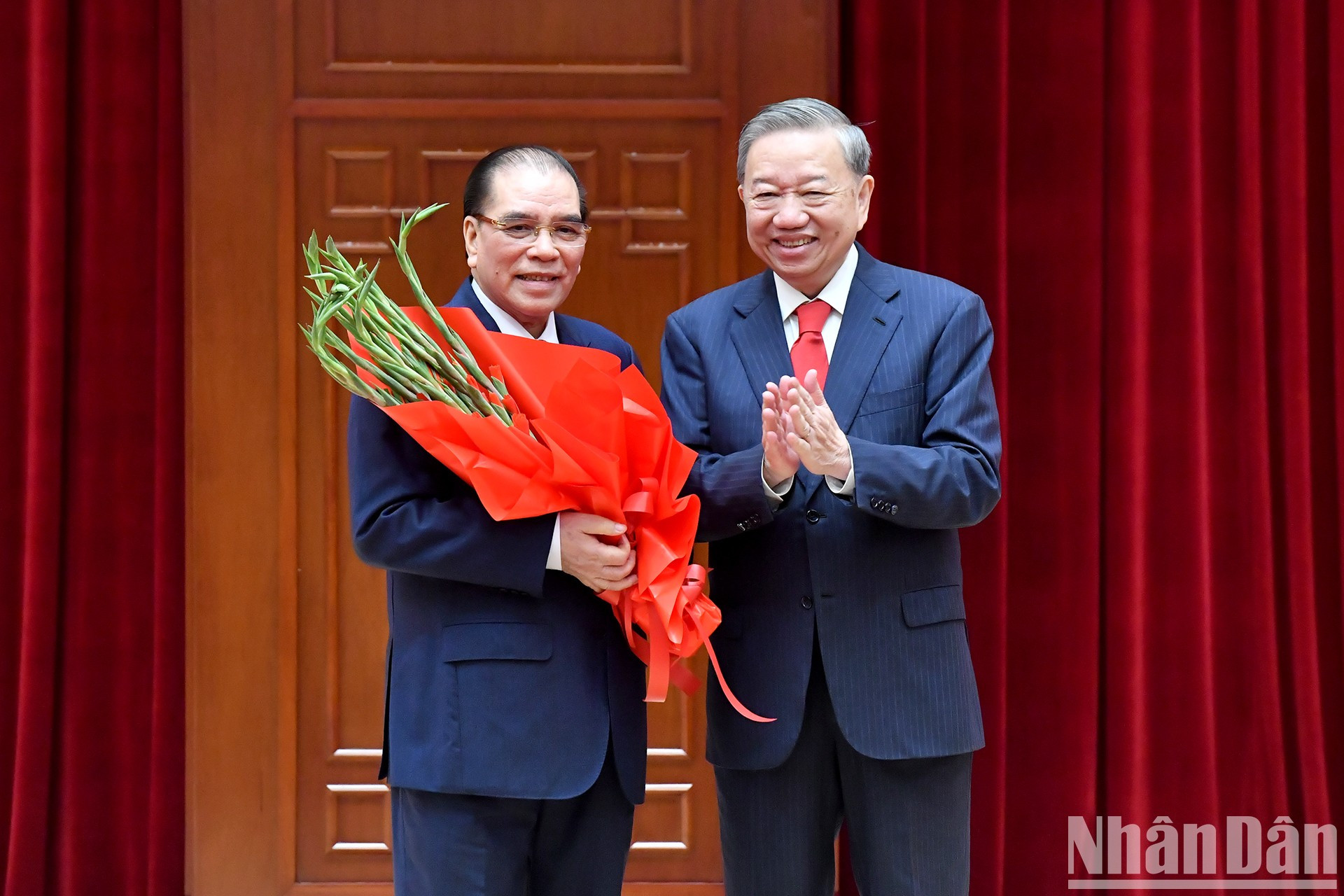 El secretario general del PCV, To Lam, entrega la Orden de la Estrella Dorada a Nong Duc Manh, ex secretario general del PCV. El secretario general del PCV, To Lam, entrega la Orden de la Estrella Dorada a Nong Duc Manh, ex secretario general del PCV.