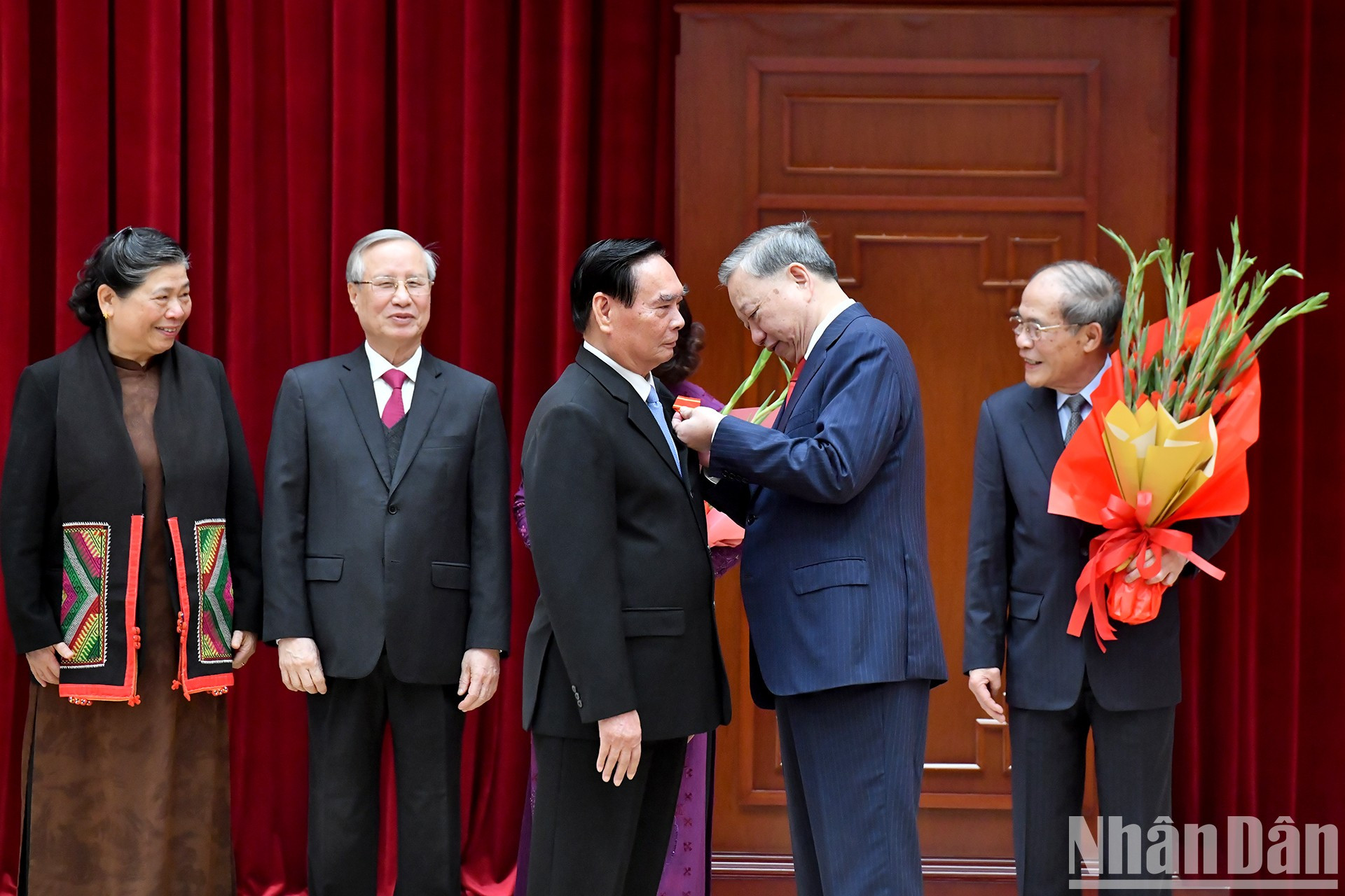 El secretario general del PCV, To Lam, entrega la Orden Ho Chi Minh a ex los líderes del Partido y del Estado. El secretario general del PCV, To Lam, entrega la Orden Ho Chi Minh a ex los líderes del Partido y del Estado.