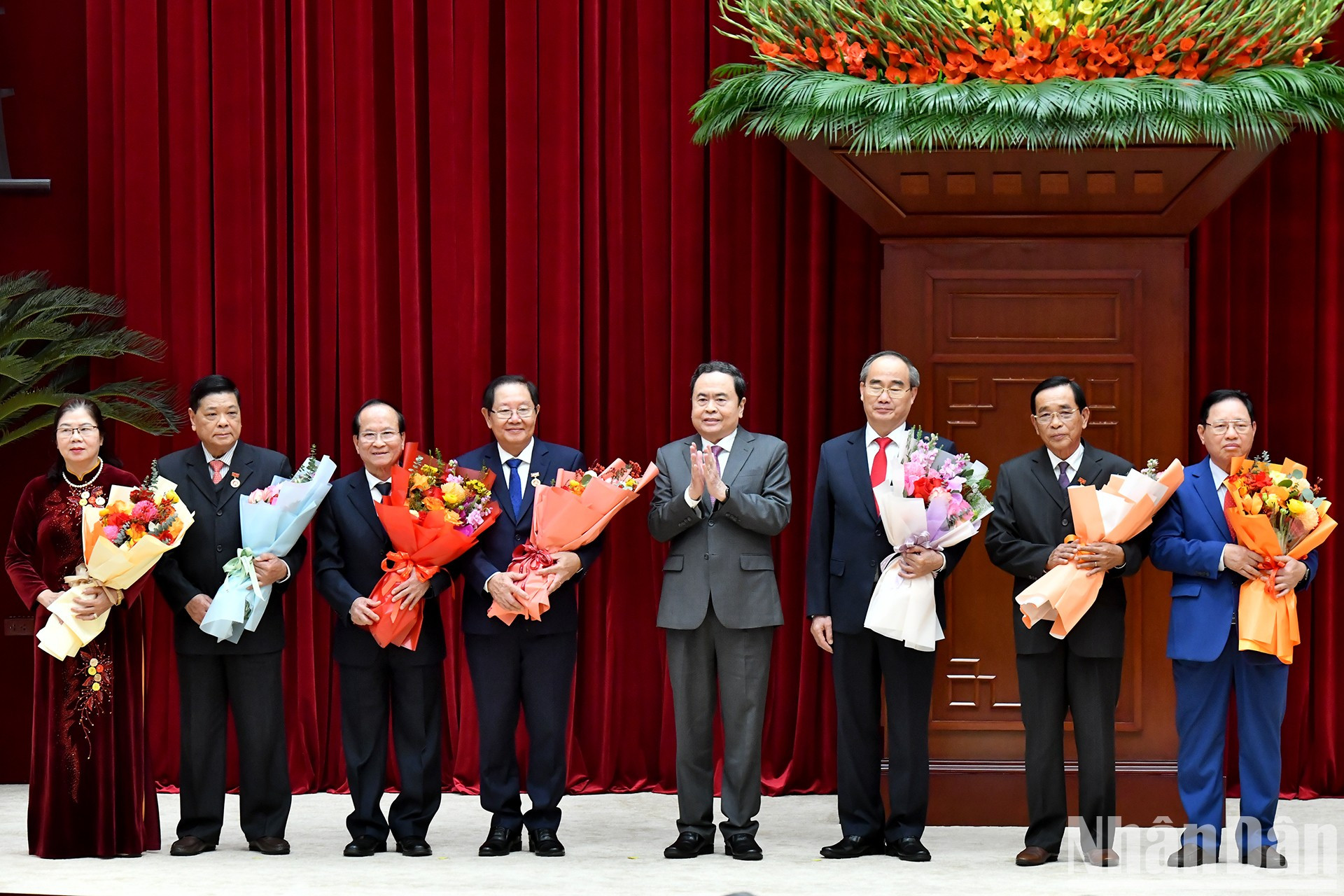 El presidente de la Asamblea Nacional, Tran Thanh Man, entrega la insignia del Partido a los exdirigentes del Partido y del Estado. El presidente de la Asamblea Nacional, Tran Thanh Man, entrega la insignia del Partido a los exdirigentes del Partido y del Estado.