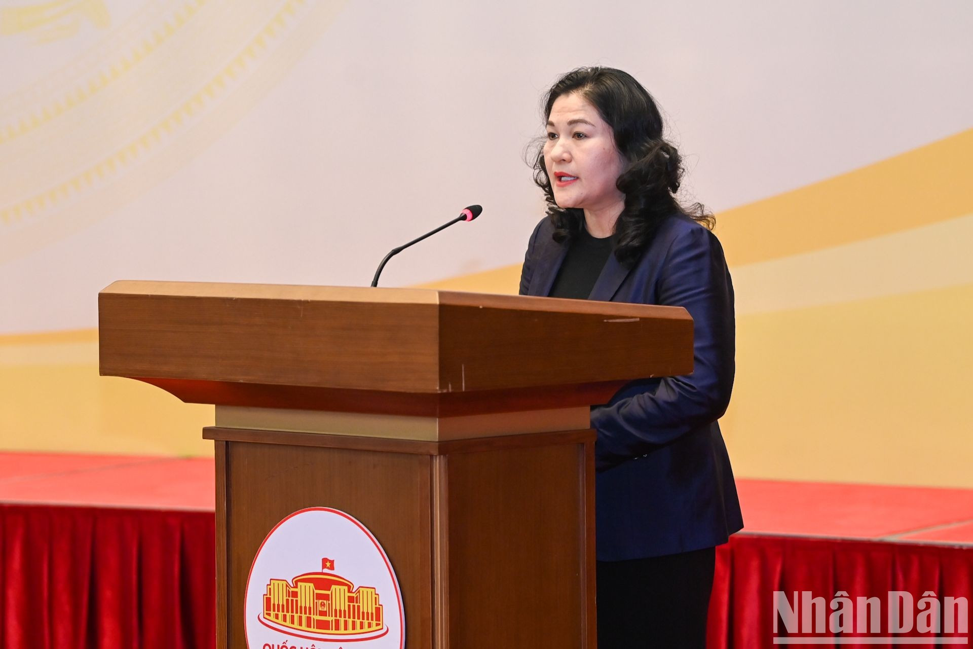 La viceministra de Trabajo, Inválidos de Guerra y Asuntos Sociales, Nguyen Thi Ha, presenta un informe en la conferencia.