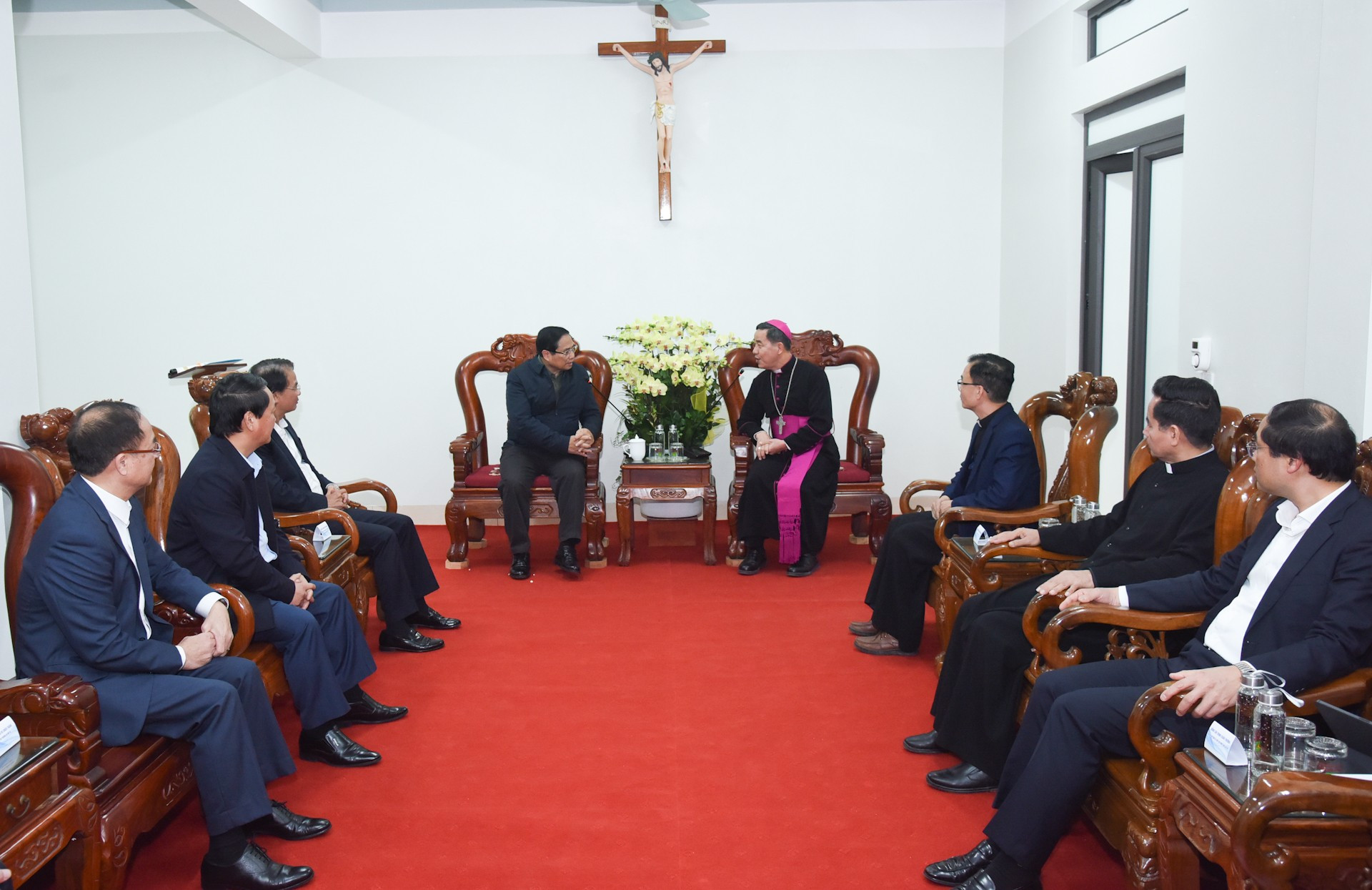 Con motivo de la Navidad, el primer ministro visita y felicita a sacerdotes, dignatarios religiosos y feligreses de la parroquia de Lao Cai. Con motivo de la Navidad, el primer ministro visita y felicita a sacerdotes, dignatarios religiosos y feligreses de la parroquia de Lao Cai.