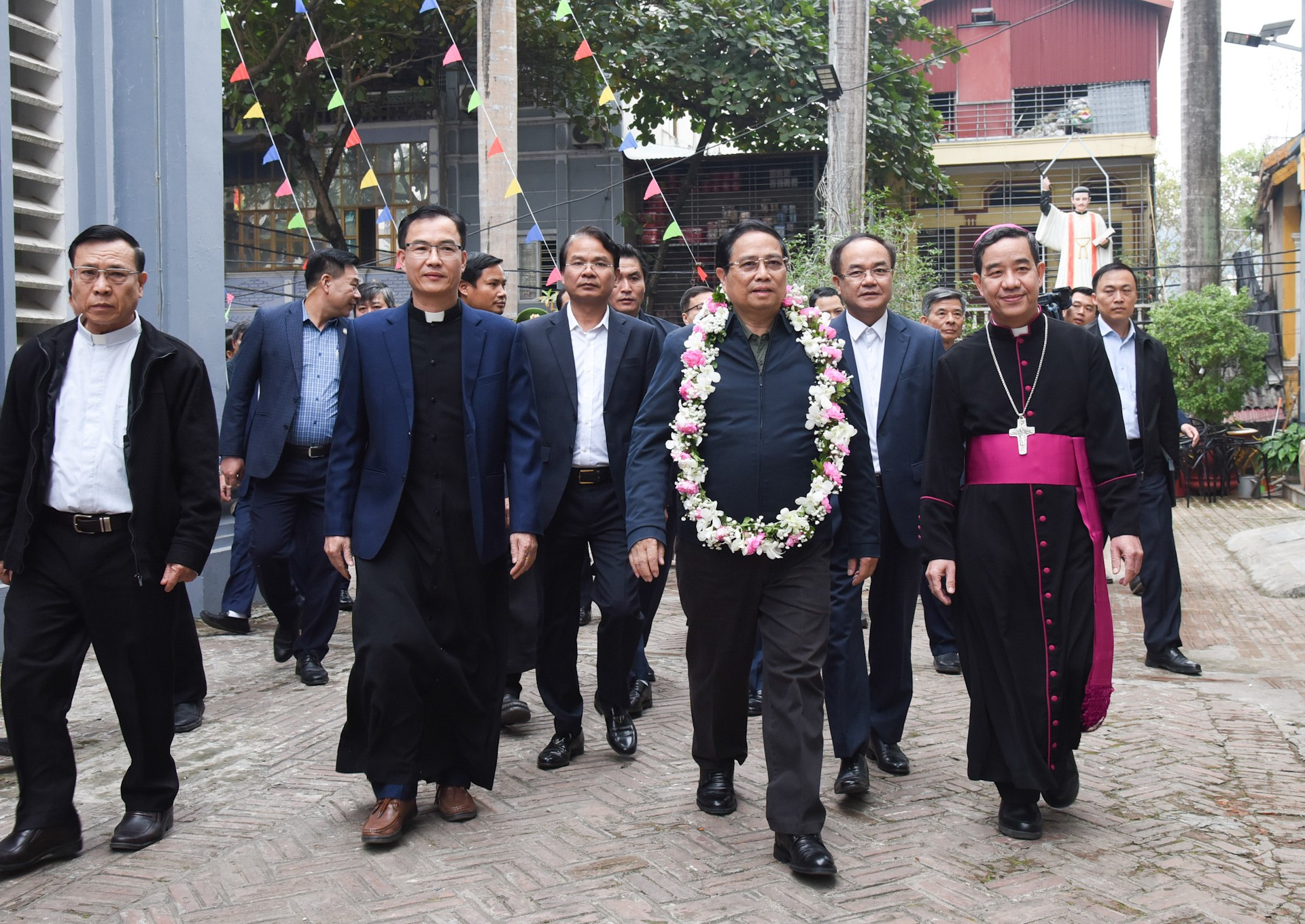 Con motivo de la Navidad, el primer ministro visita y felicita a sacerdotes, dignatarios religiosos y feligreses de la parroquia de Lao Cai. Con motivo de la Navidad, el primer ministro visita y felicita a sacerdotes, dignatarios religiosos y feligreses de la parroquia de Lao Cai.