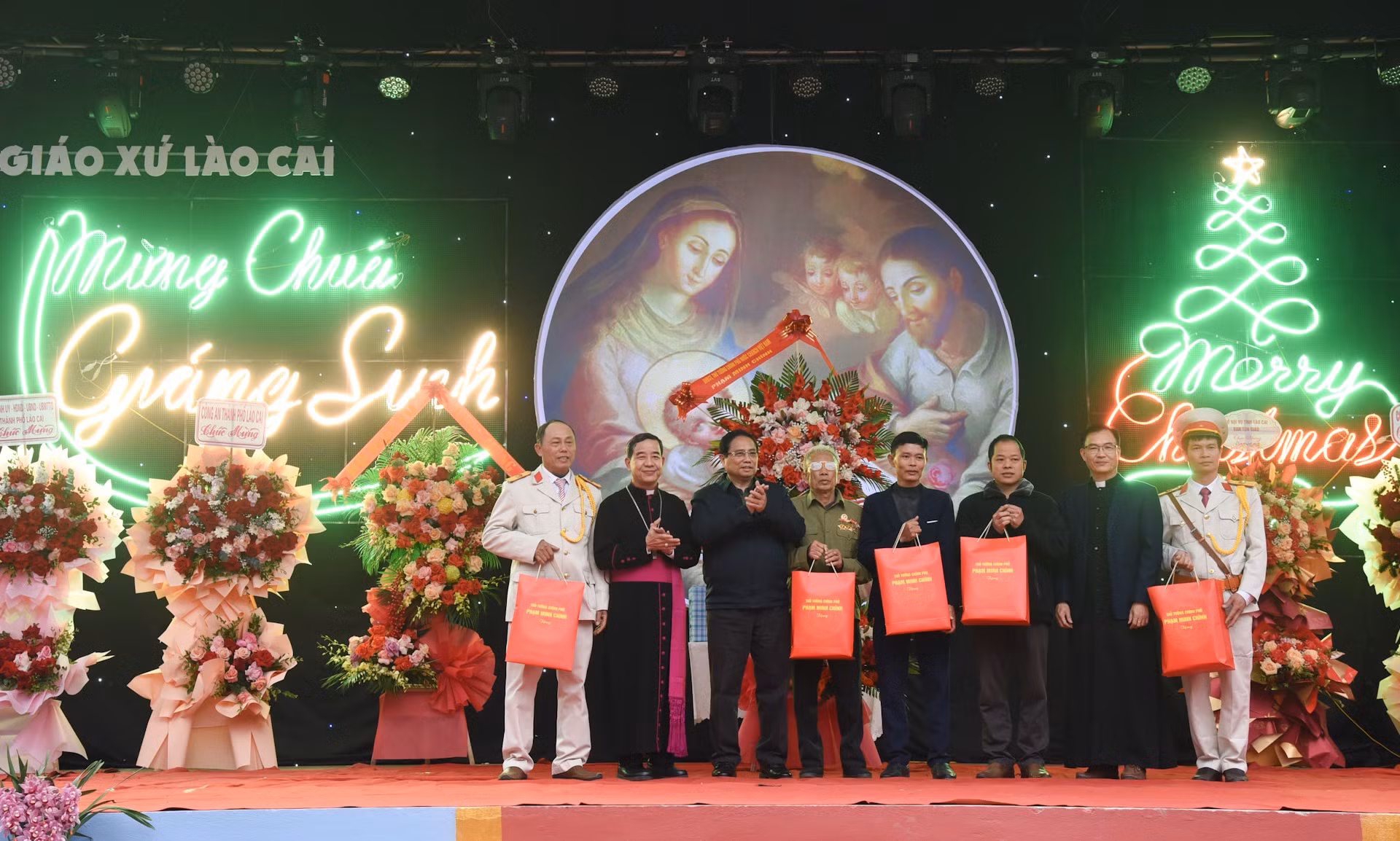 El primer ministro entrega regalos a sacerdotes, dignatarios religiosos y feligreses de la parroquia de Lao Cai.