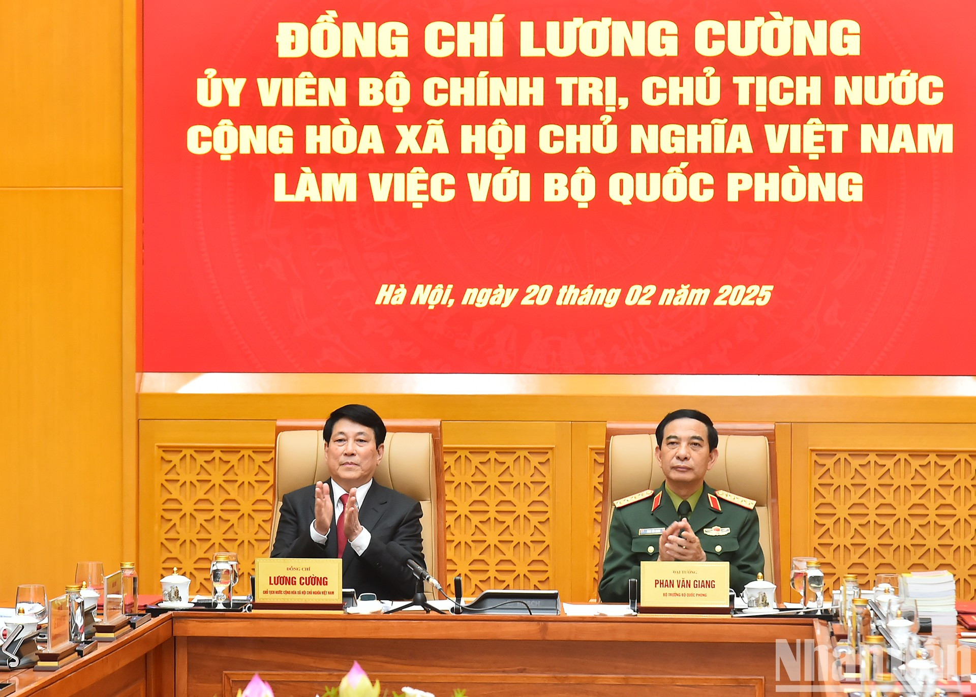 El presidente Luong Cuong y el ministro de Defensa, Phan Van Giang, presiden la reunión.