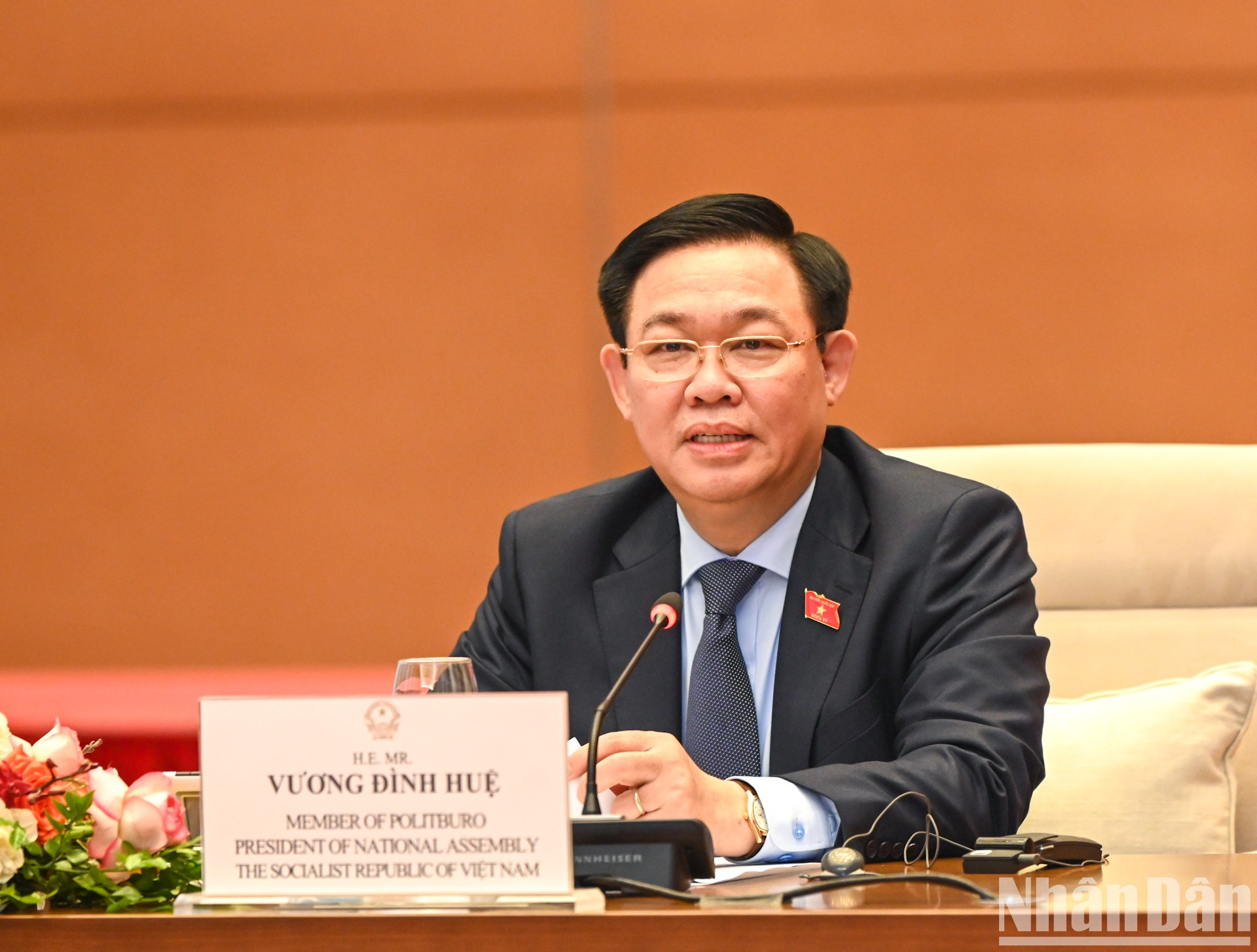 El jefe del Legislativo conversa con los delegados. El jefe del Legislativo conversa con los delegados.