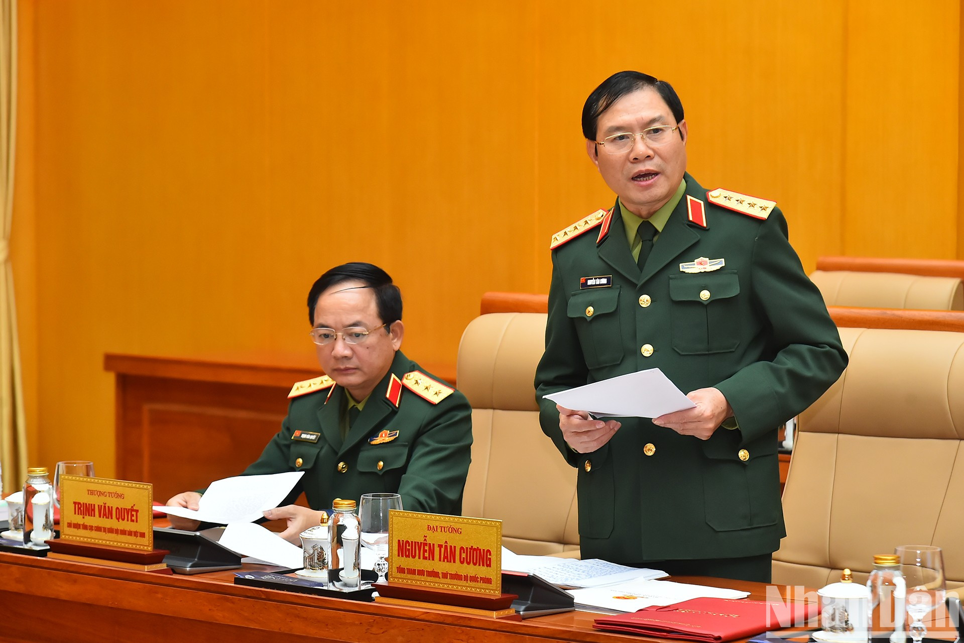 El general Nguyen Tan Cuong, jefe del Estado Mayor del Ejército Popular de Vietnam, presenta un informe en la reunión.