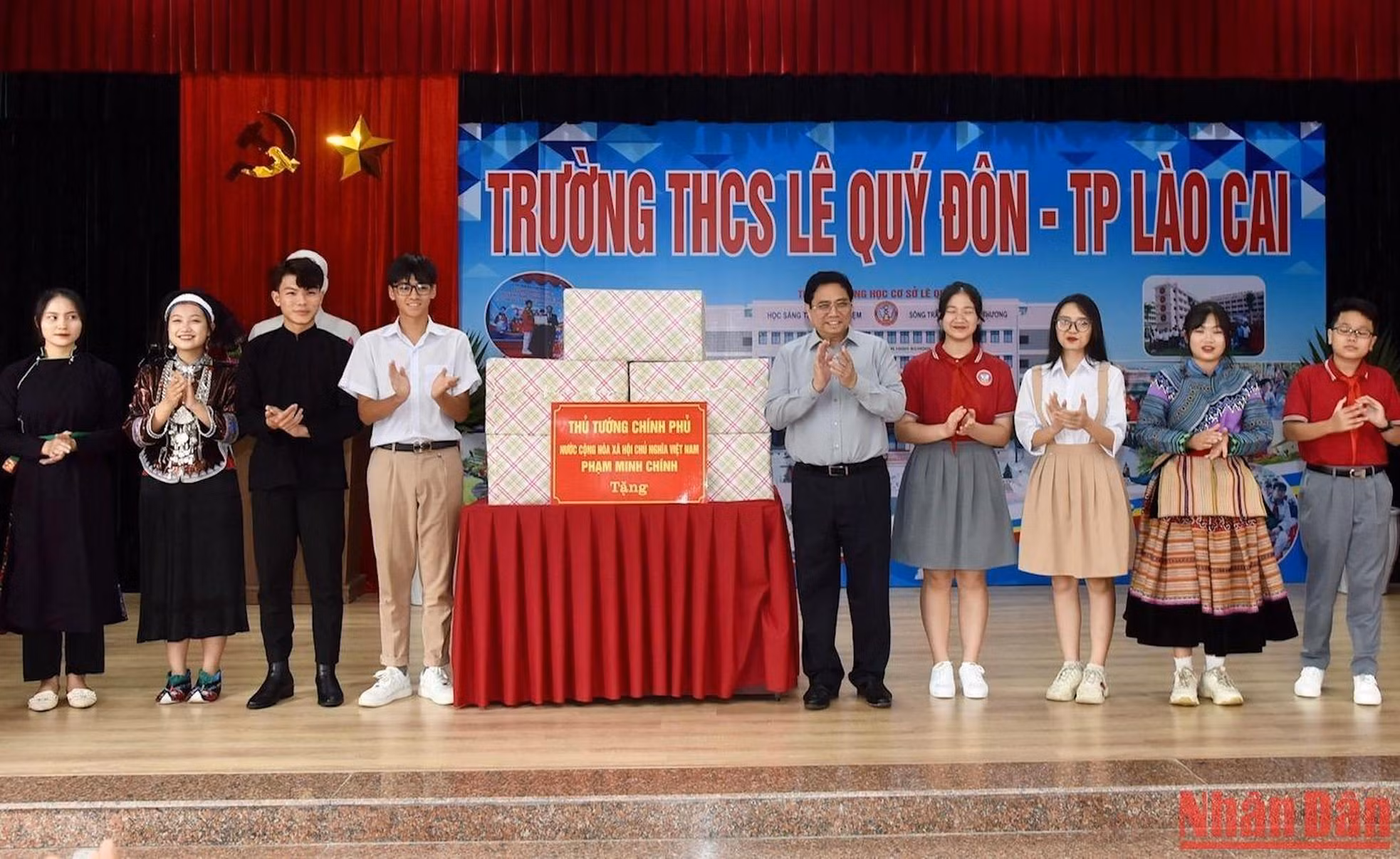 El primer ministro entrega obsequios a maestros y estudiantes en el grupo interescolar de la ciudad de Lao Cai.