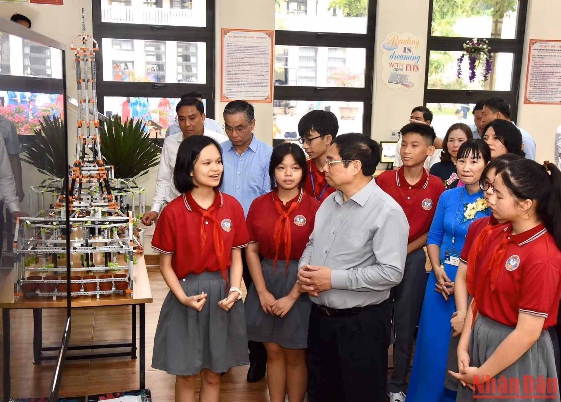 Los estudiantes presentan al primer ministro las actividades de su escuela.