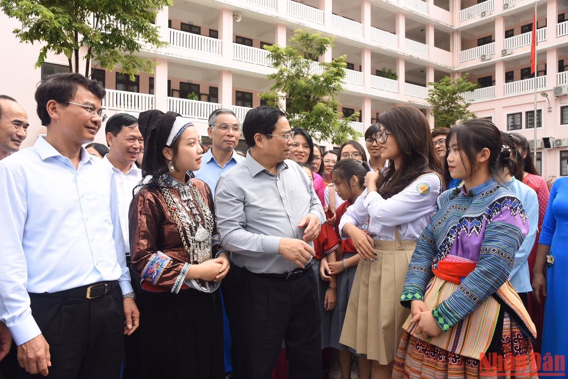 El primer ministro Pham Minh Chinh visita el grupo interescolar de la ciudad de Lao Cai.