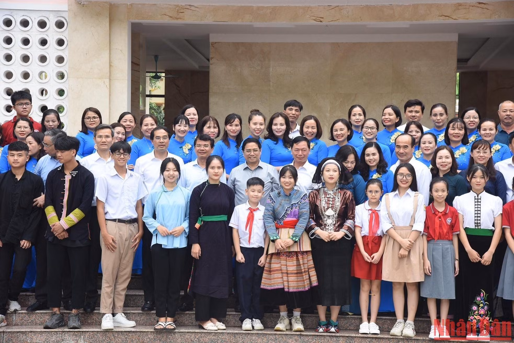 El primer ministro se toma foto de recuerdo con los profesores y estudiantes en la escuela secundaria de Le Quy Don.
