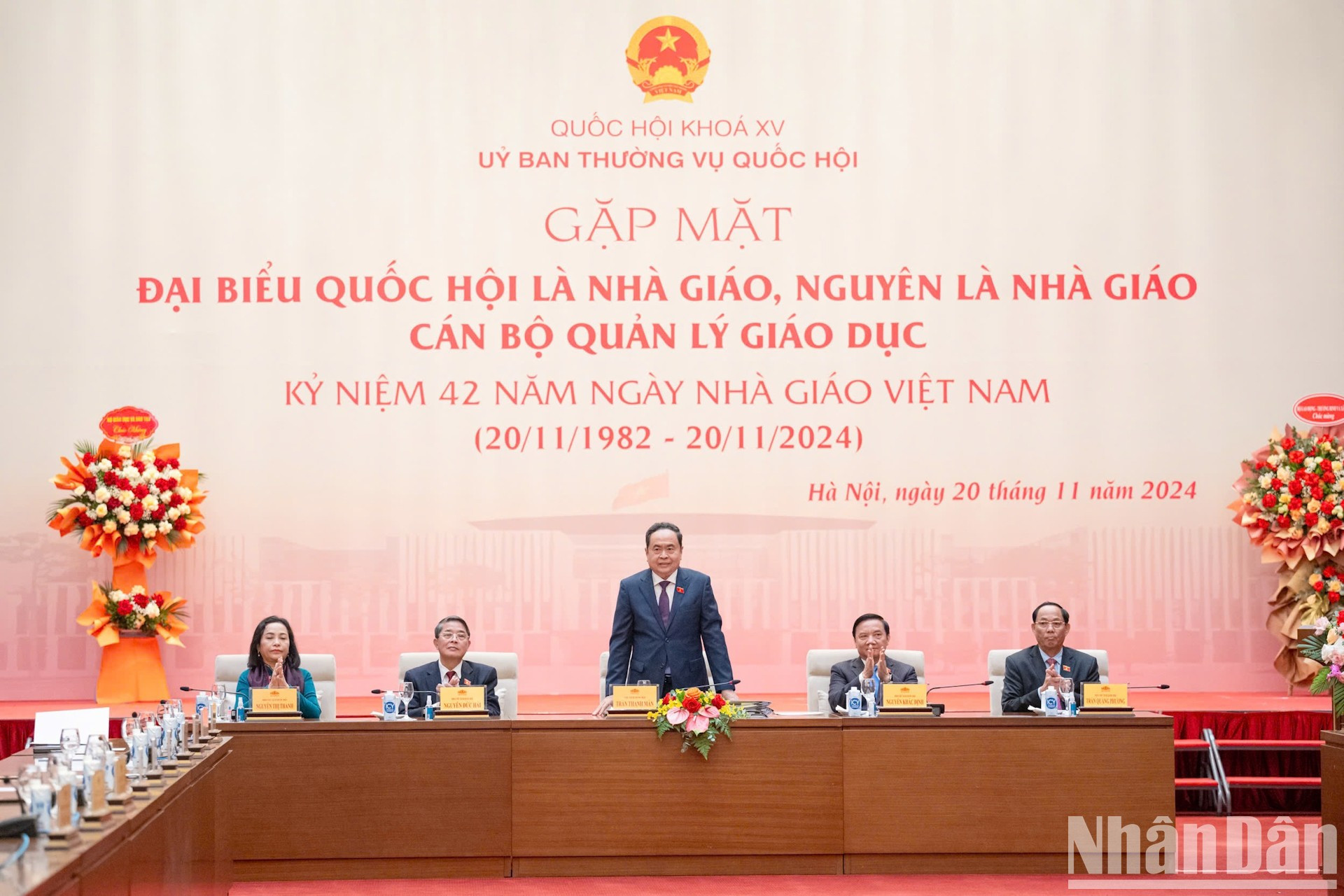 El presidente de la AN, Tran Thanh Man, preside la reunión. El presidente de la AN, Tran Thanh Man, preside la reunión.